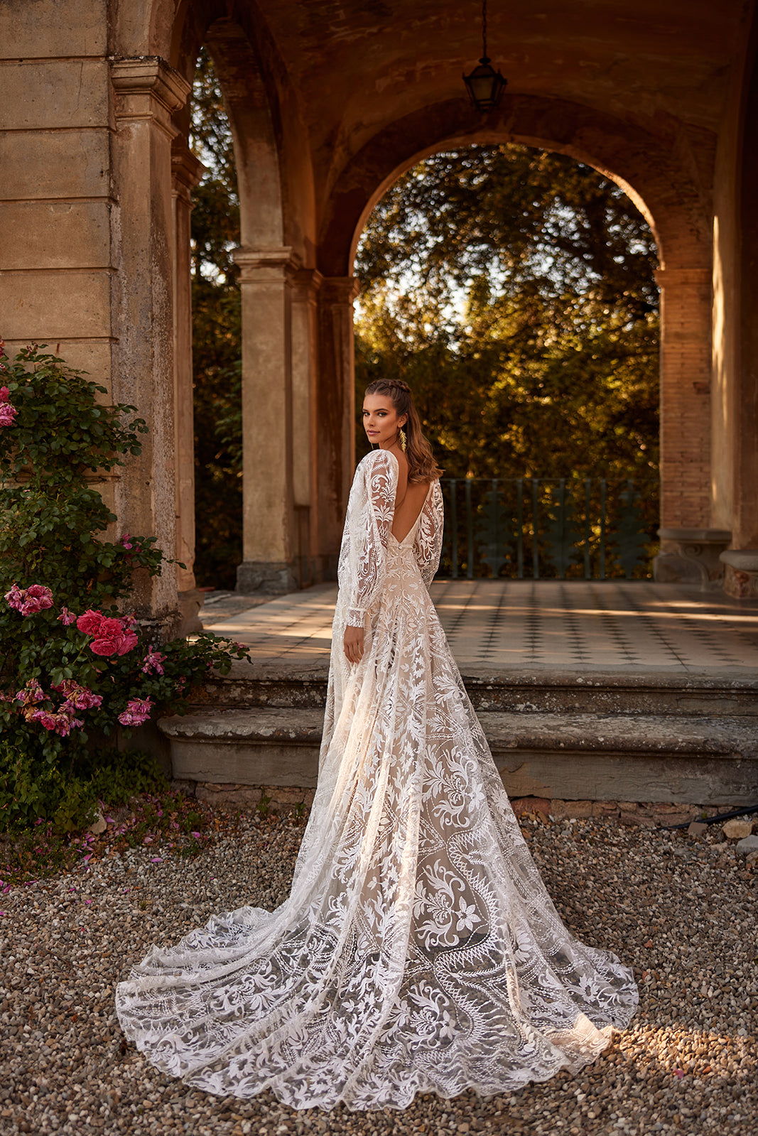 Abito da sposa boho a trapezio Noya in pizzo con maniche di DAMA Couture (vista posteriore)