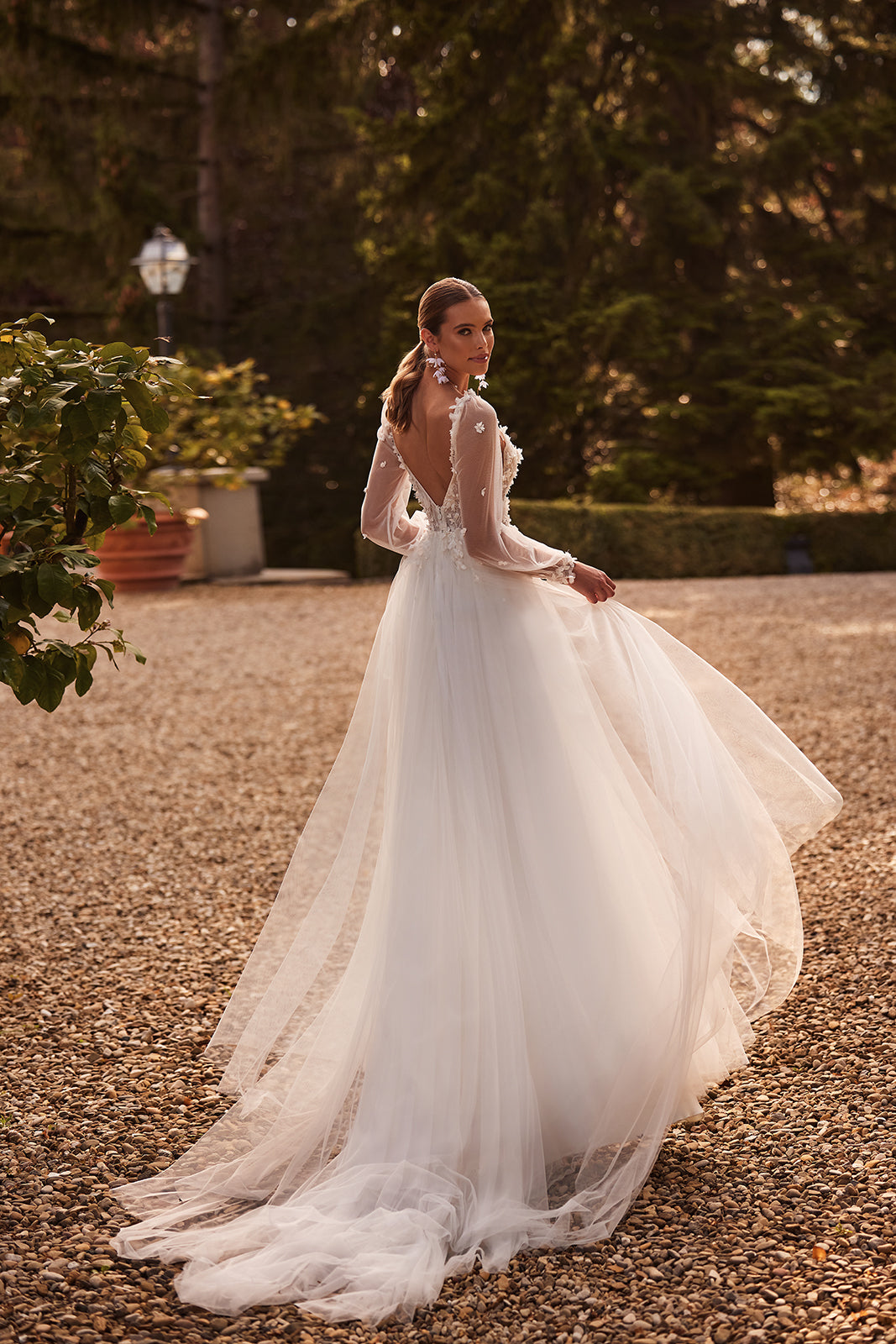 Abito da sposa romantico a trapezio in pizzo con maniche staccabili di DAMA Couture (vista posteriore a figura intera)