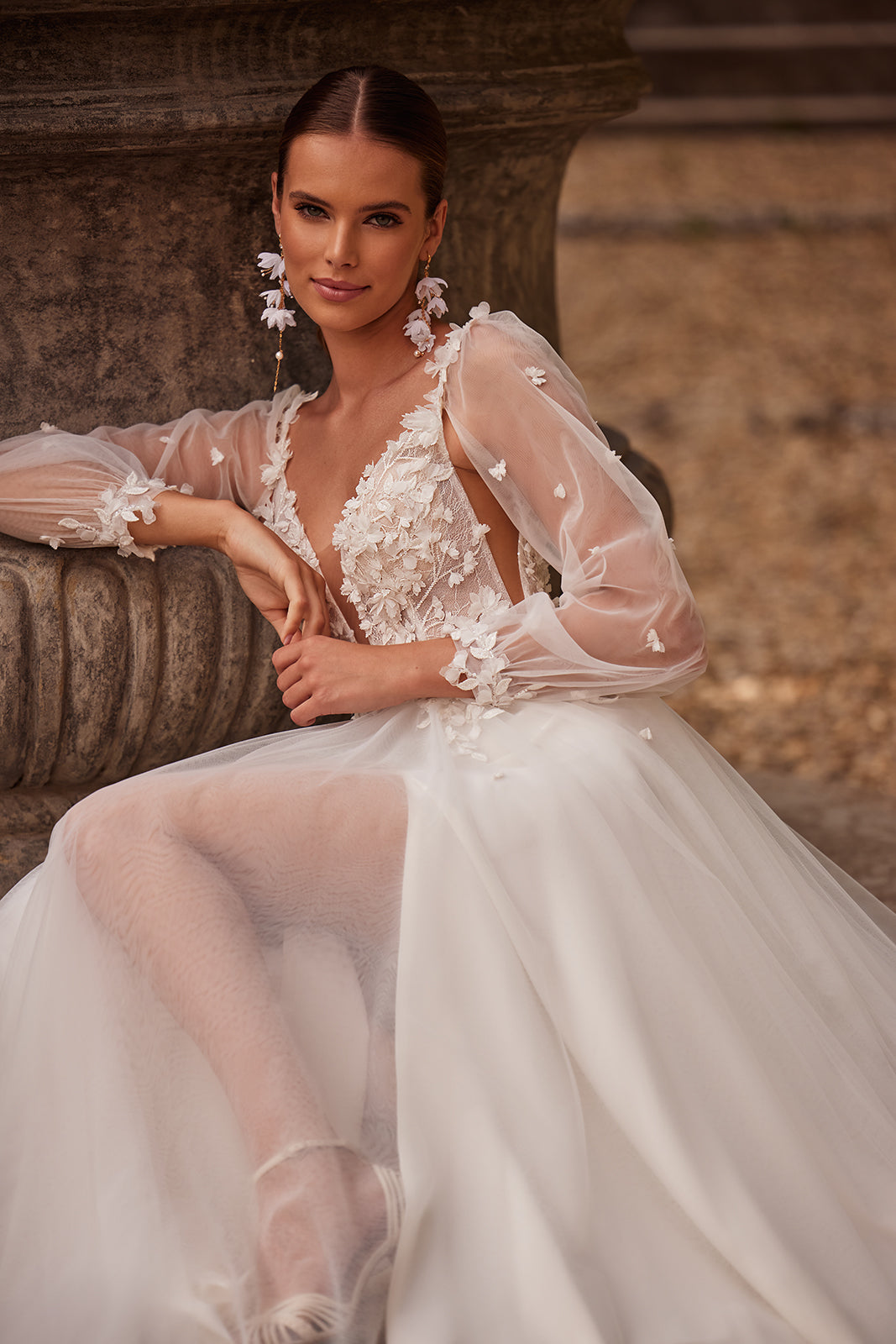 Abito da sposa romantico a trapezio in pizzo con maniche staccabili di DAMA Couture (foto della campagna)