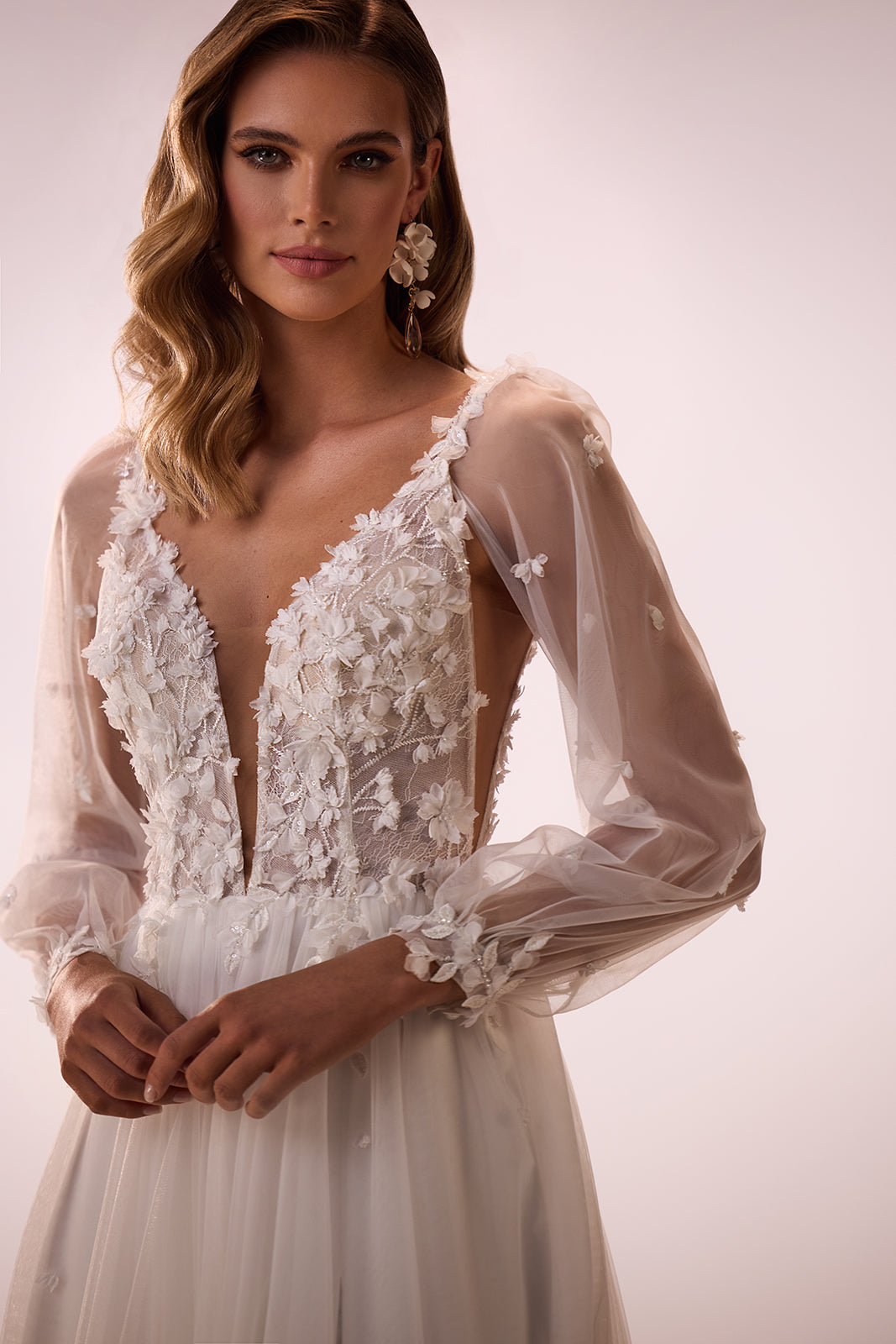 Abito da sposa romantico a trapezio in pizzo con maniche staccabili di DAMA Couture (foto in studio)