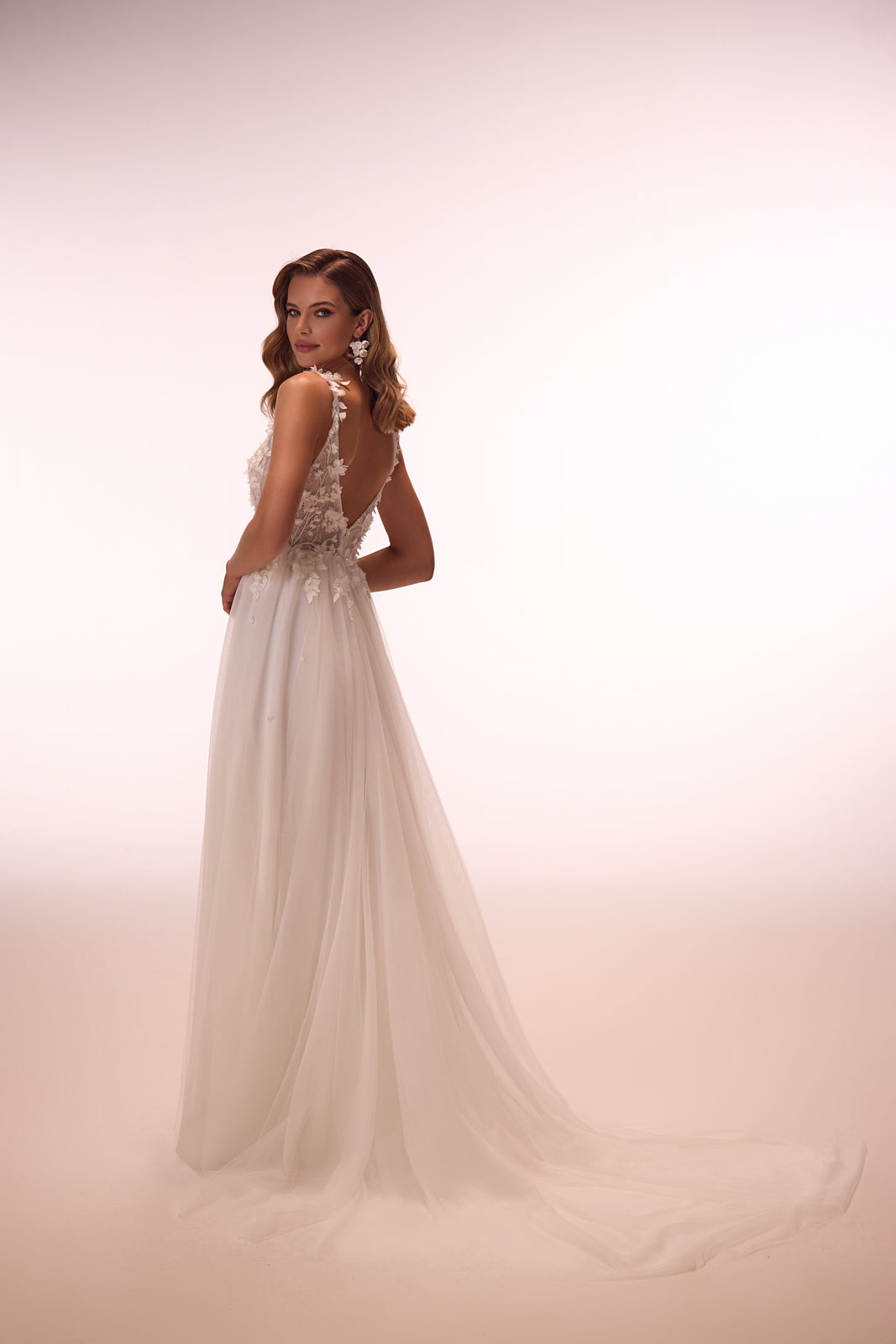 Abito da sposa romantico a trapezio in pizzo con maniche staccabili di DAMA Couture (vista posteriore in studio)