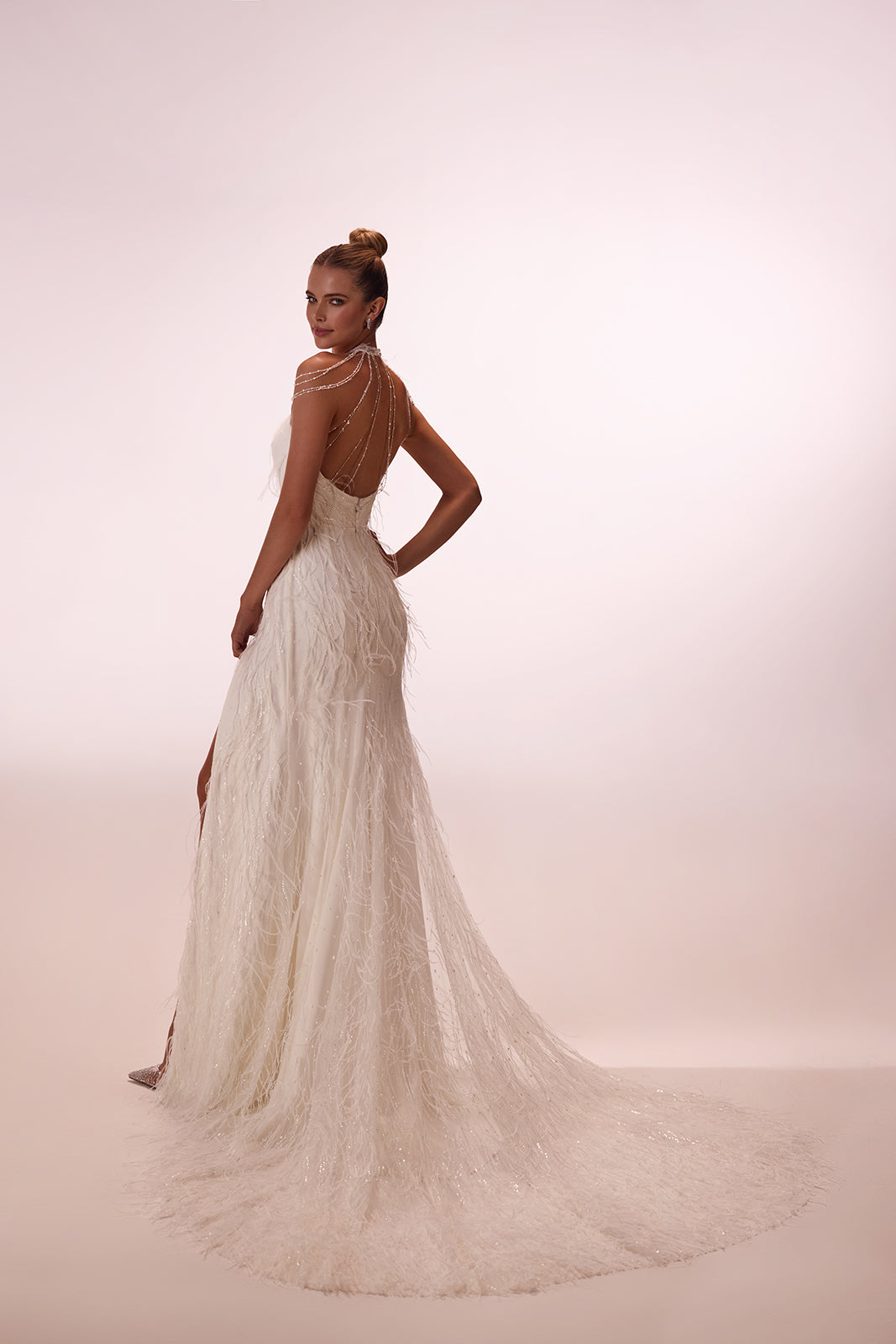 Abito da sposa glamour con piume di DAMA Couture (foto in studio)