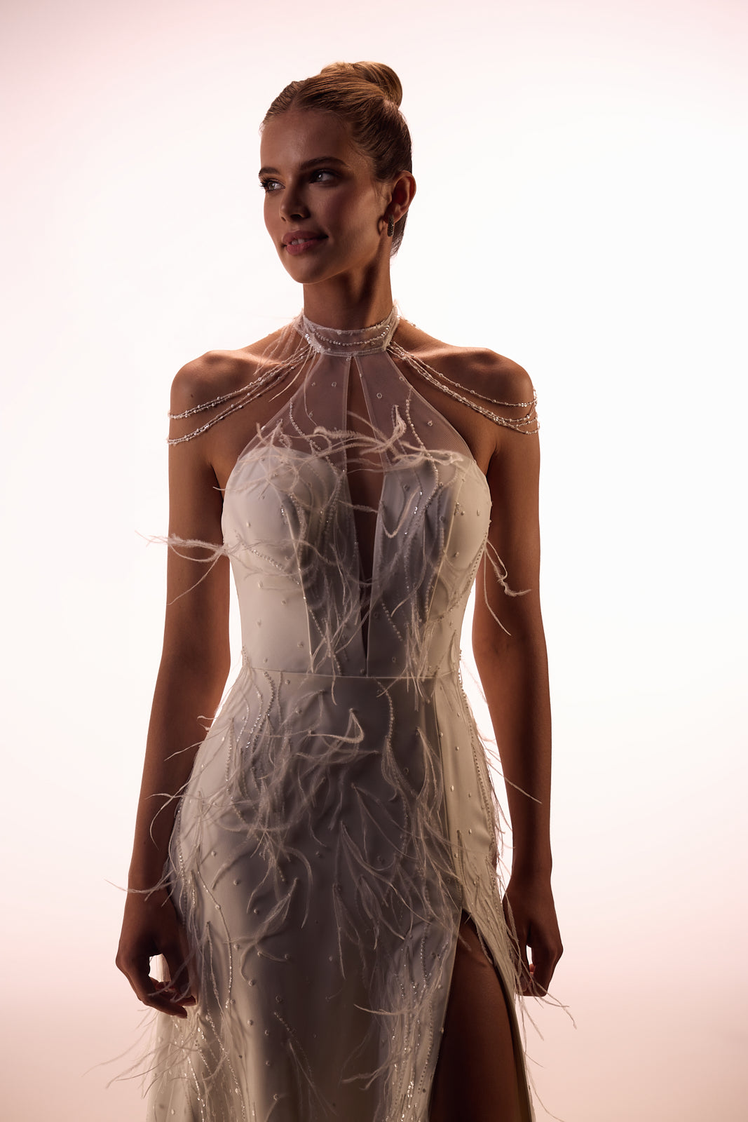 Abito da sposa glamour con piume di DAMA Couture (vista frontale in studio)