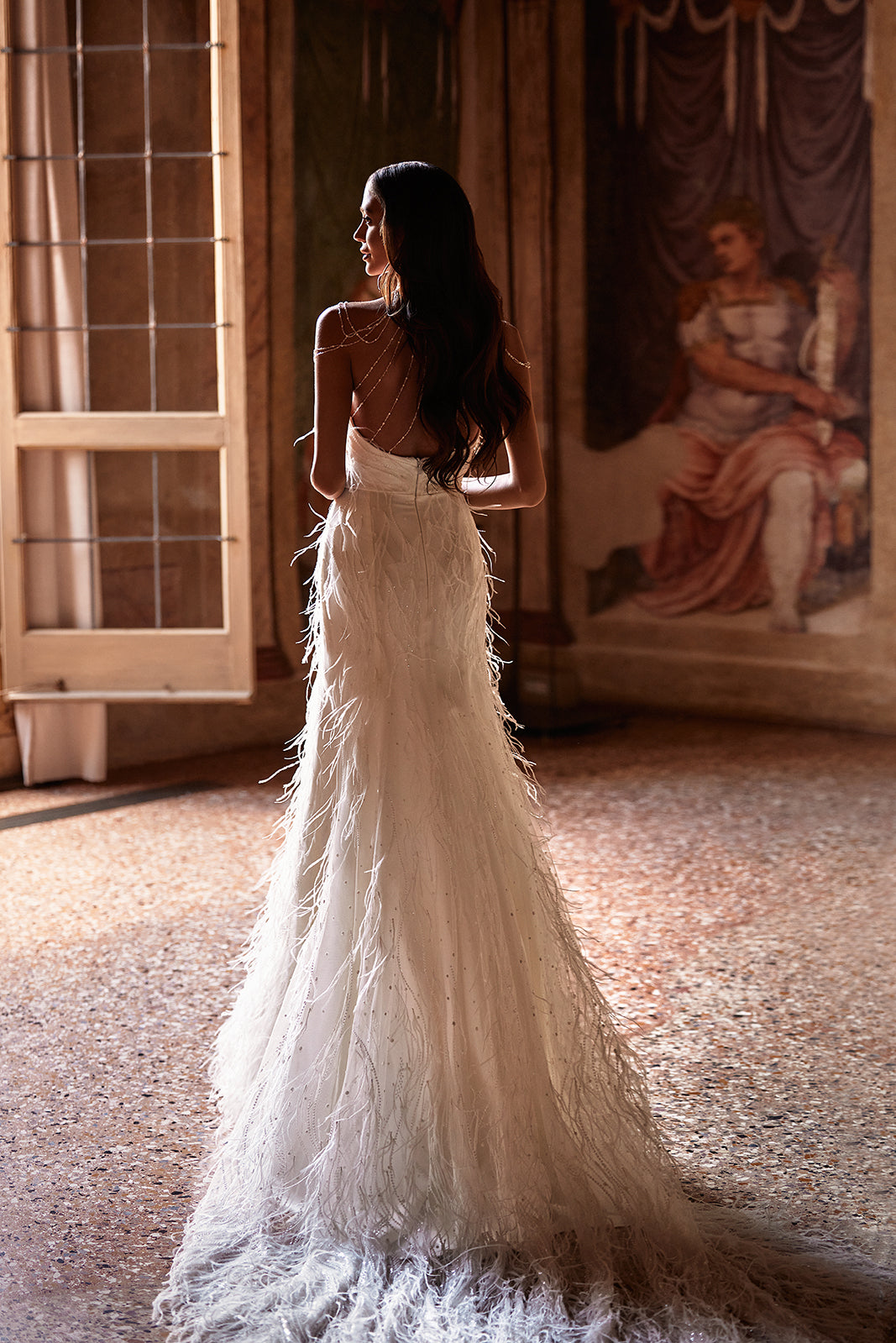 Abito da sposa glamour con piume di DAMA Couture (vista posteriore)