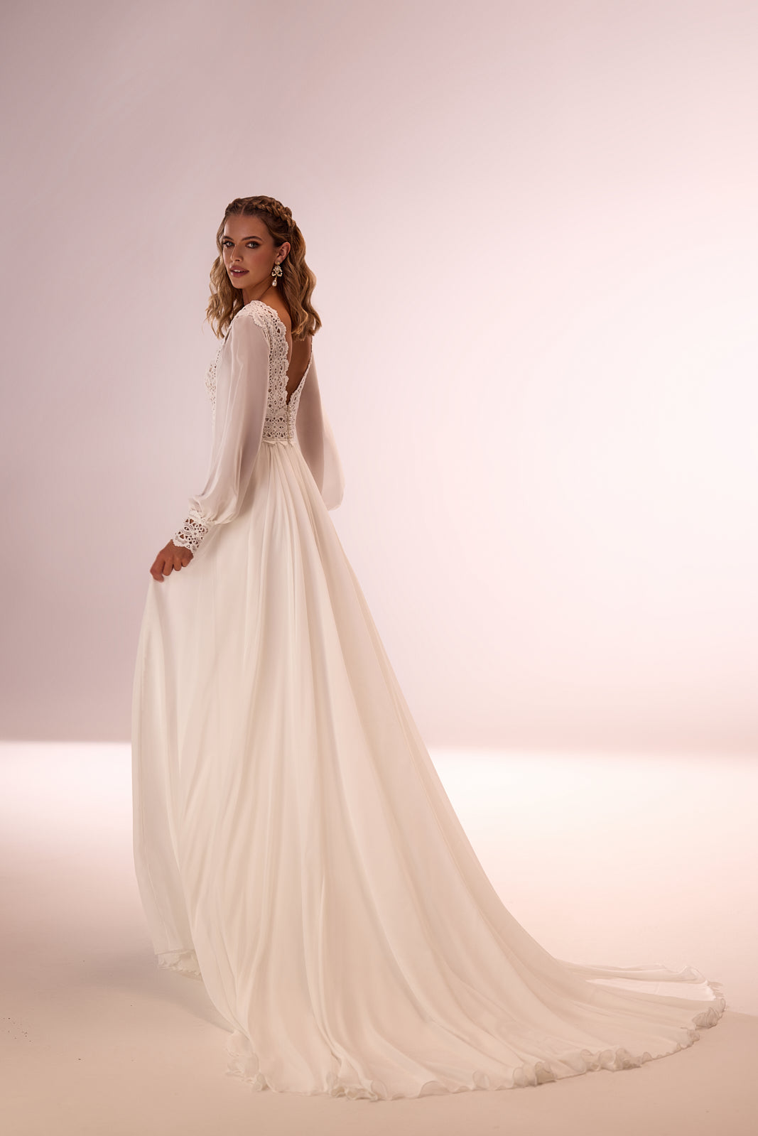Abito da sposa boho Ophelia in chiffon con maniche lunghe di DAMA Couture (vista posteriore)