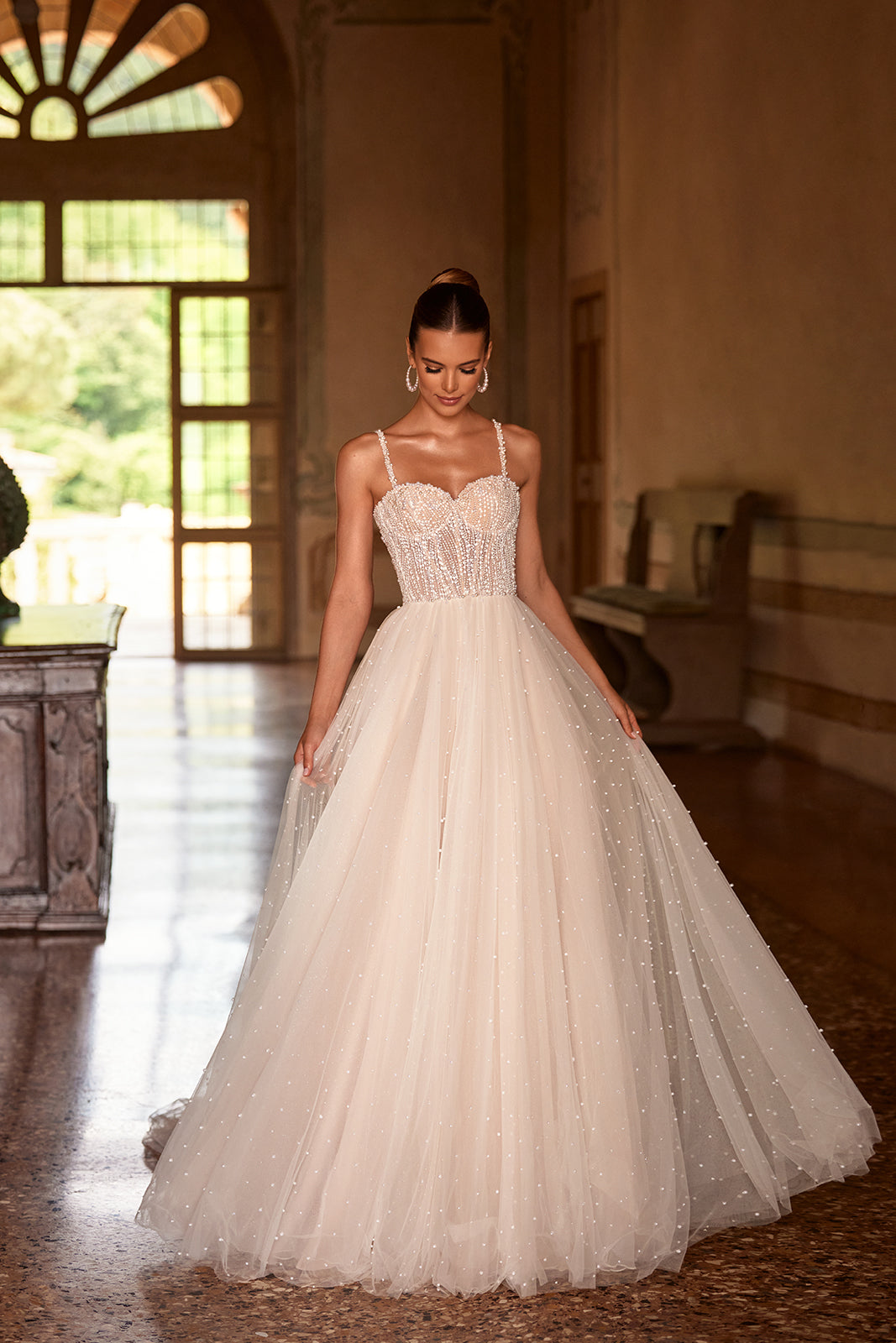Abito da sposa glamour Perla con perle di DAMA Couture (vista frontale)