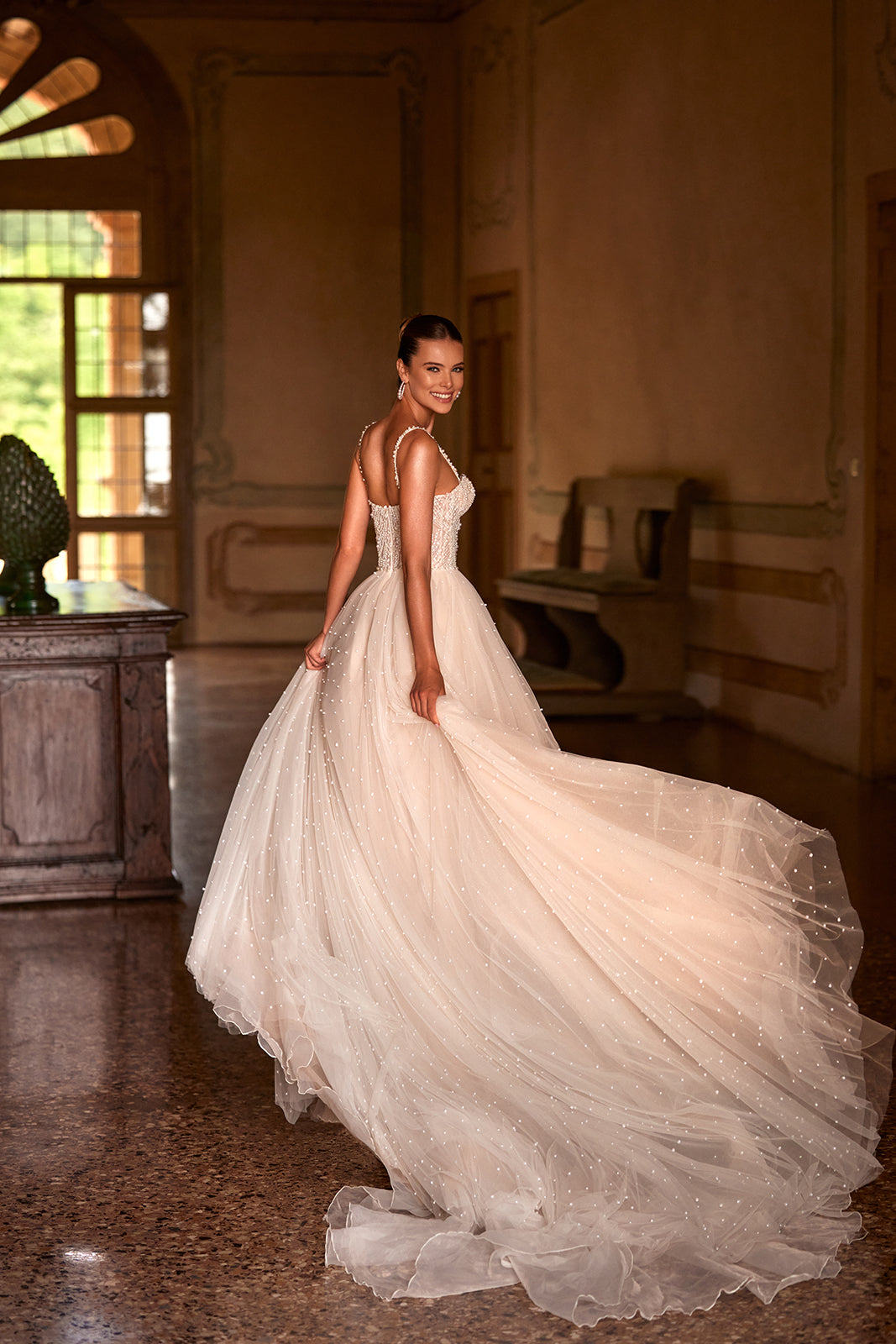 Abito da sposa glamour Perla con perle di DAMA Couture (vista posteriore)