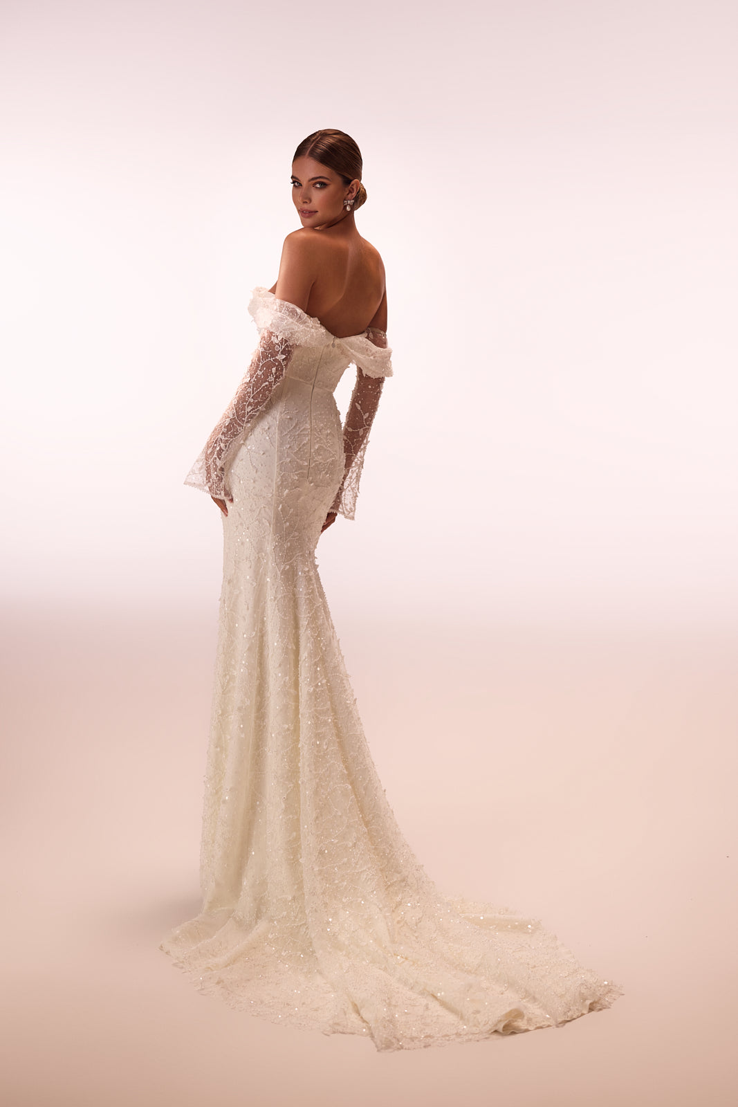 Abito da sposa glamour a sirena Placidia in pizzo di DAMA Couture (vista posteriore)