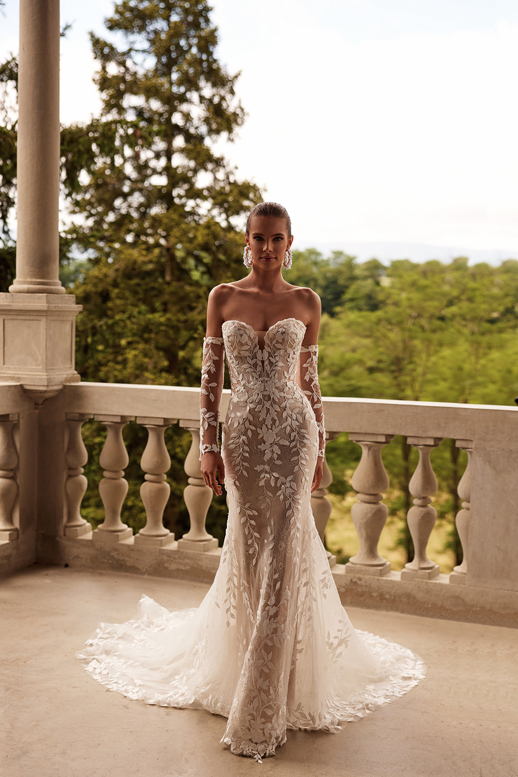 Abito da sposa romantico a sirena Procella in pizzo di DAMA Couture (foto a figura intera)