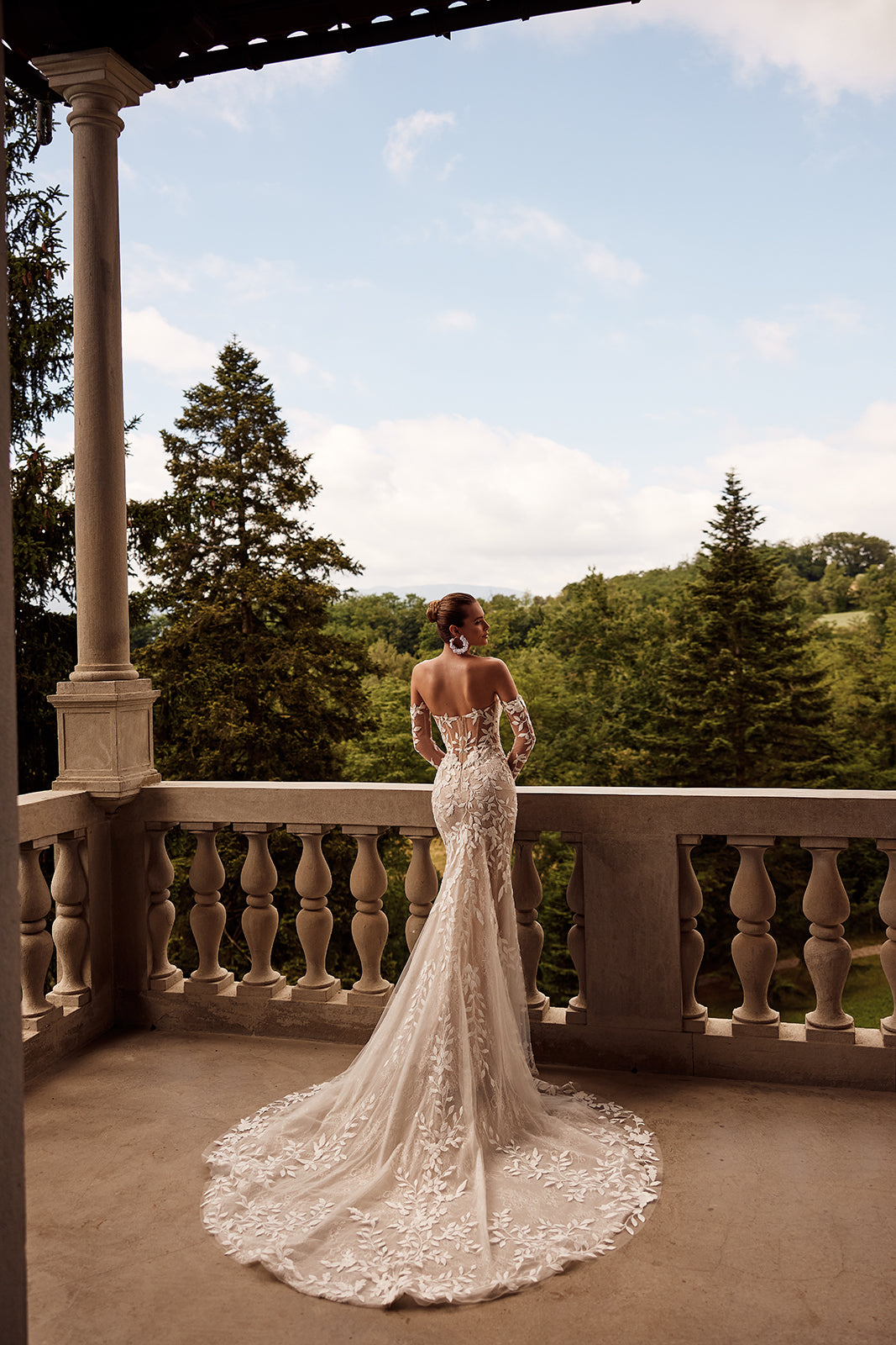 Abito da sposa romantico a sirena Procella in pizzo di DAMA Couture (foto della campagna)