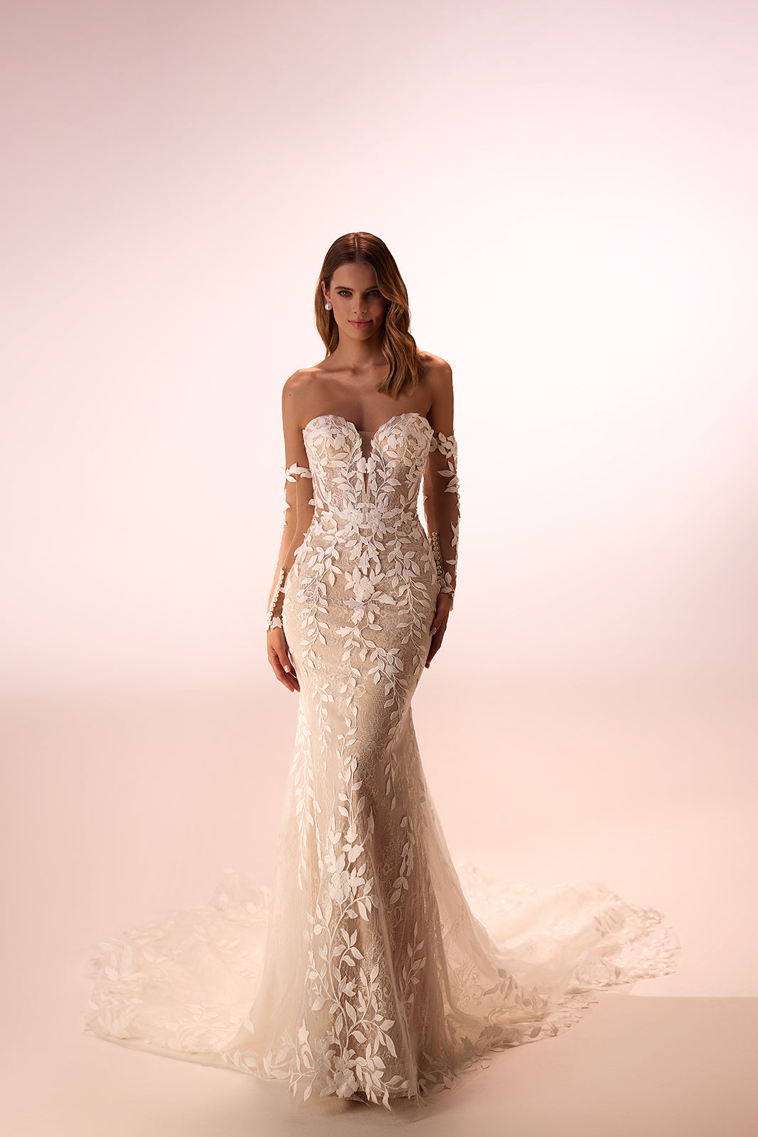 Abito da sposa romantico a sirena Procella in pizzo di DAMA Couture (foto in studio)