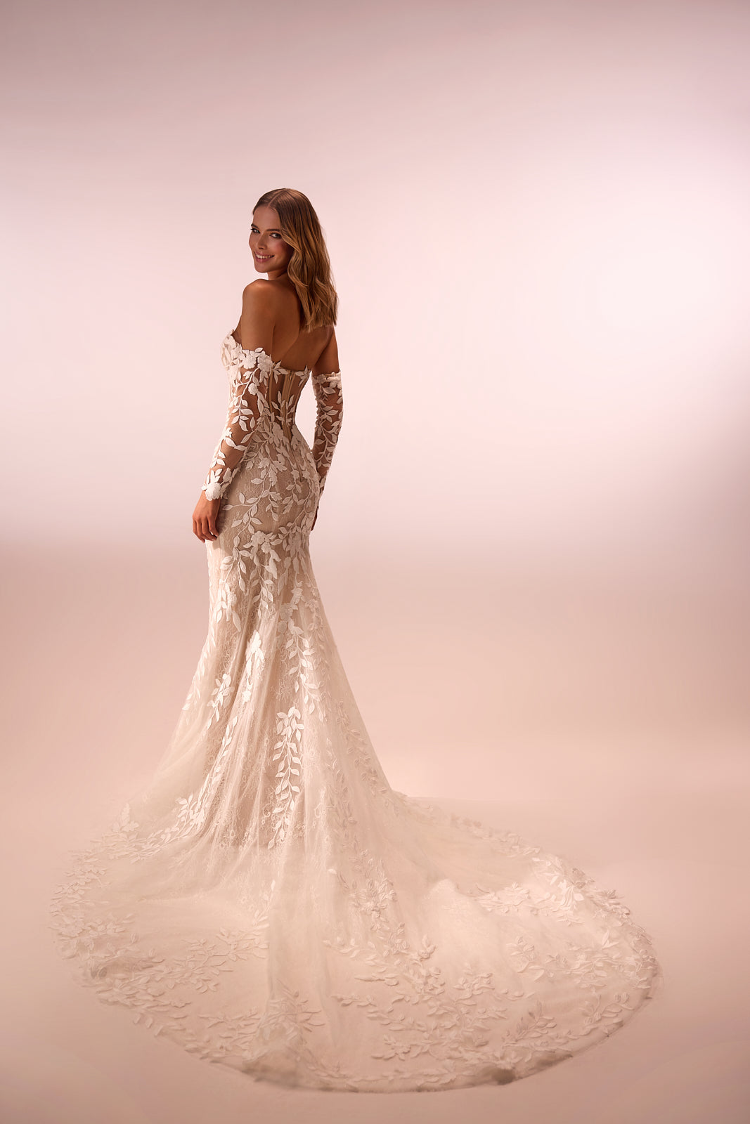 Abito da sposa romantico a sirena Procella in pizzo di DAMA Couture (vista posteriore in studio)