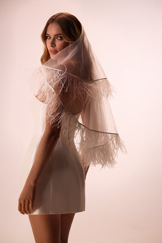 Abito da sposa corto e classico Raven di DAMA Couture (vista posteriore)
