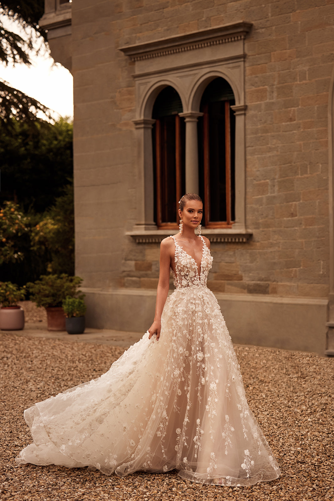 Abito da sposa romantico Samsara in pizzo tridimensionale di DAMA Couture (foto principale)