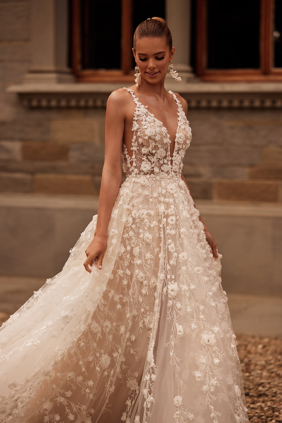 Abito da sposa romantico Samsara in pizzo tridimensionale di DAMA Couture (seconda foto di dettaglio)