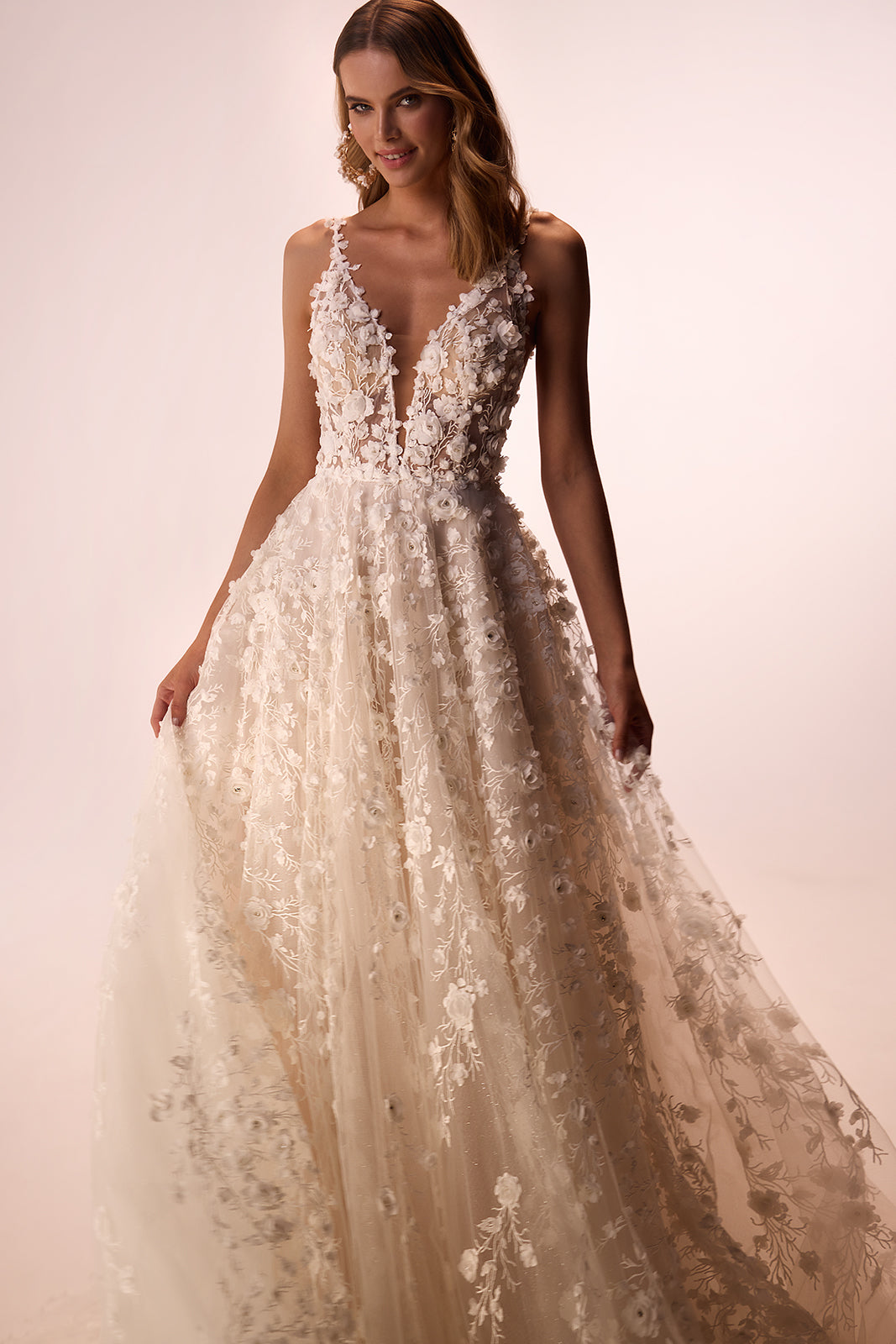Abito da sposa romantico Samsara in pizzo tridimensionale di DAMA Couture (foto in studio)