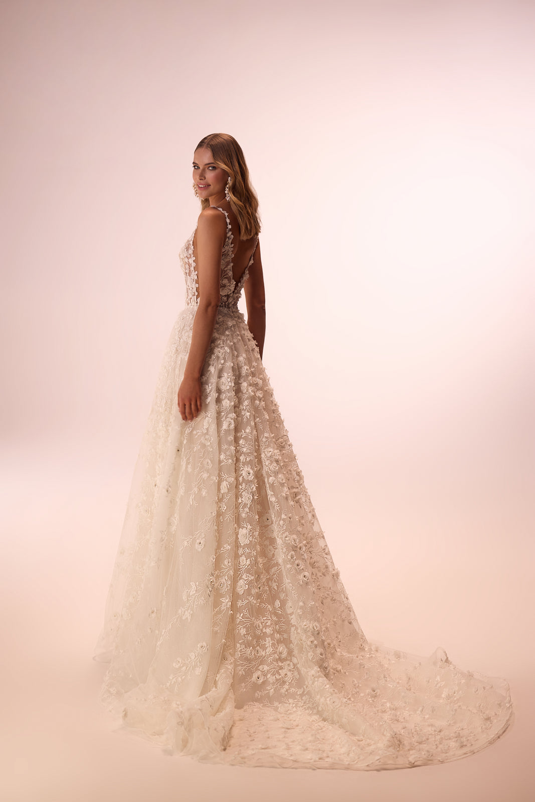 Abito da sposa romantico Samsara in pizzo tridimensionale di DAMA Couture (vista posteriore in studio)