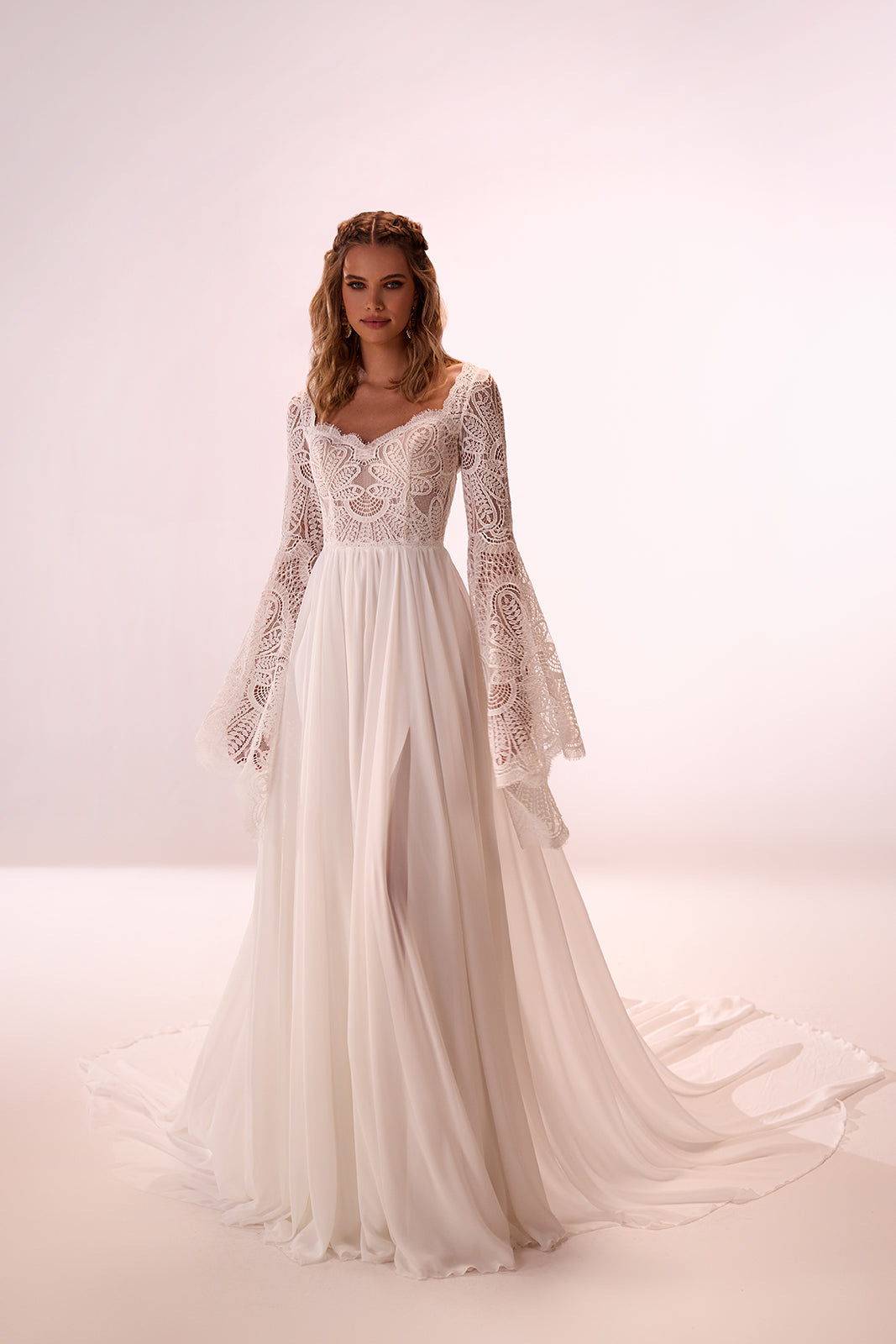 Abito da sposa boho Saskia in pizzo con maniche di DAMA Couture (foto principale)