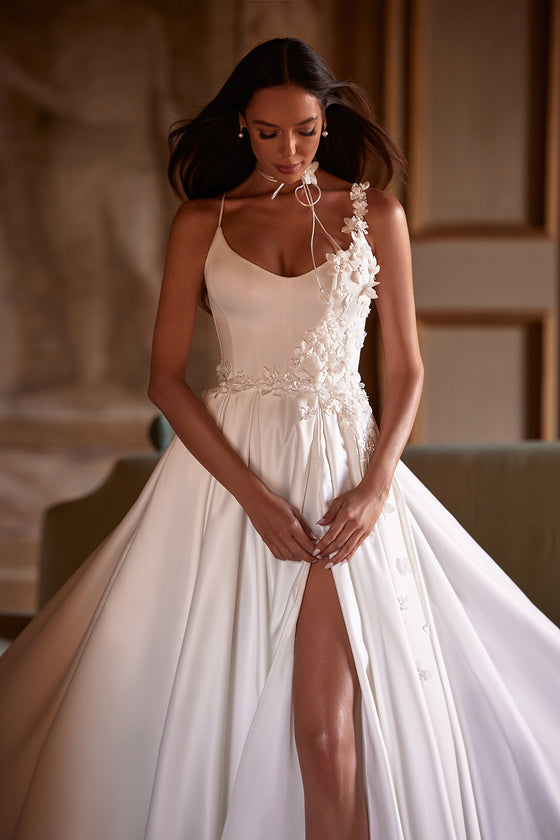 Abito da sposa Seraphine classico ed essenziale di DAMA Couture (foto principale)