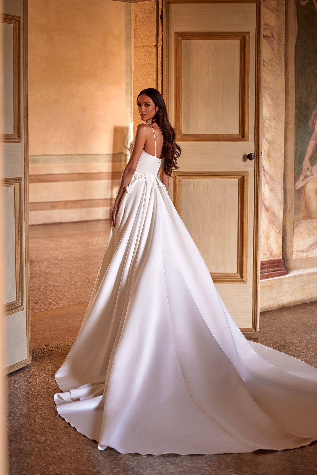 Abito da sposa Seraphine classico ed essenziale di DAMA Couture (vista posteriore)