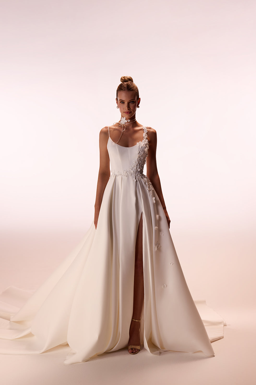 Abito da sposa Seraphine classico ed essenziale di DAMA Couture (foto in studio)