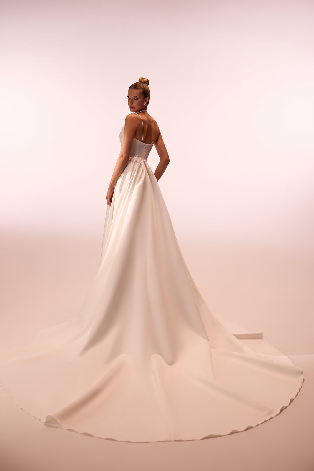 Abito da sposa Seraphine classico ed essenziale di DAMA Couture (vista posteriore)