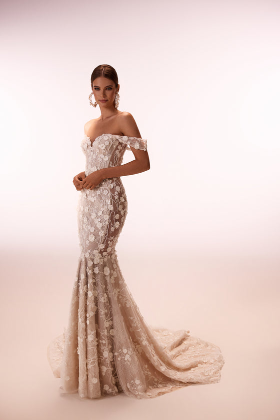 Abito da sposa romantico a sirena Stormi in pizzo floreale di DAMA Couture (vista frontale)