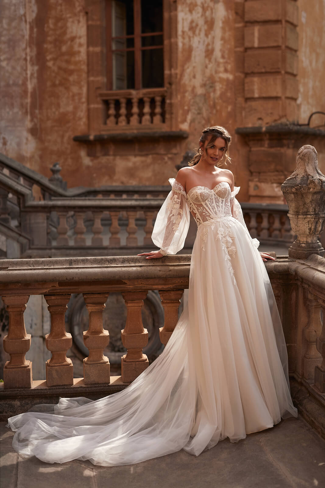 Abito da sposa Hermiona – abito da sposa a trapezio con maniche lunghe di DAMA Couture.