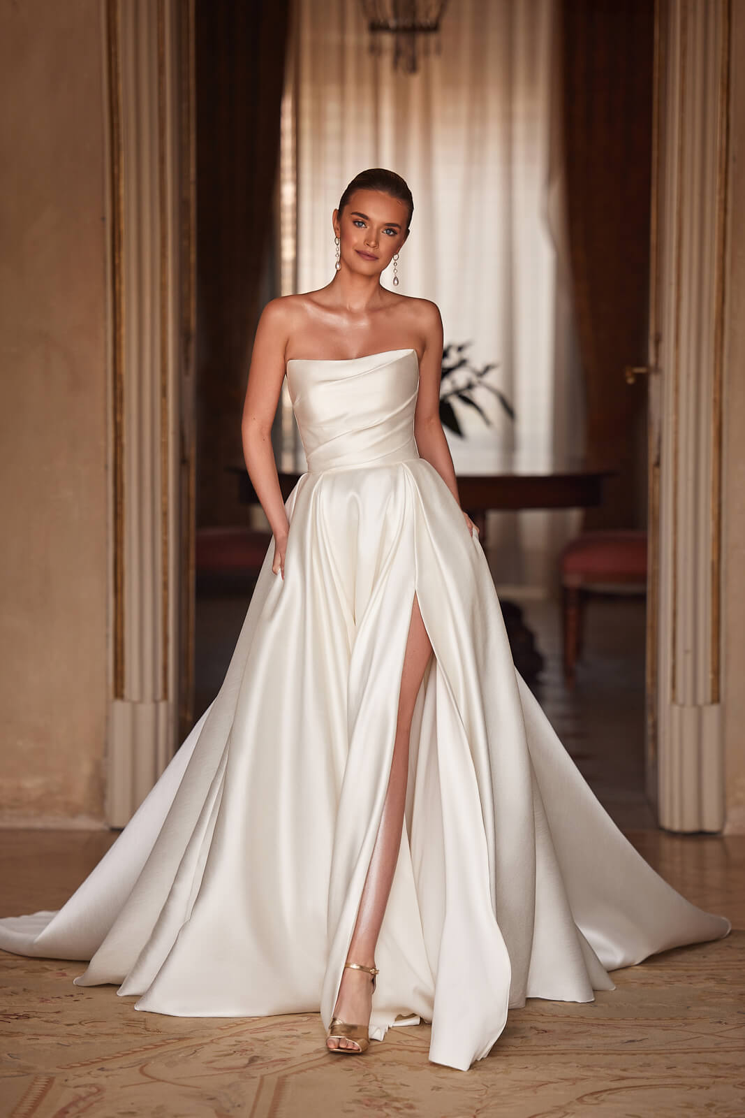 Abito da sposa Madelaine – abito da sposa a trapezio in raso, DAMA Couture.