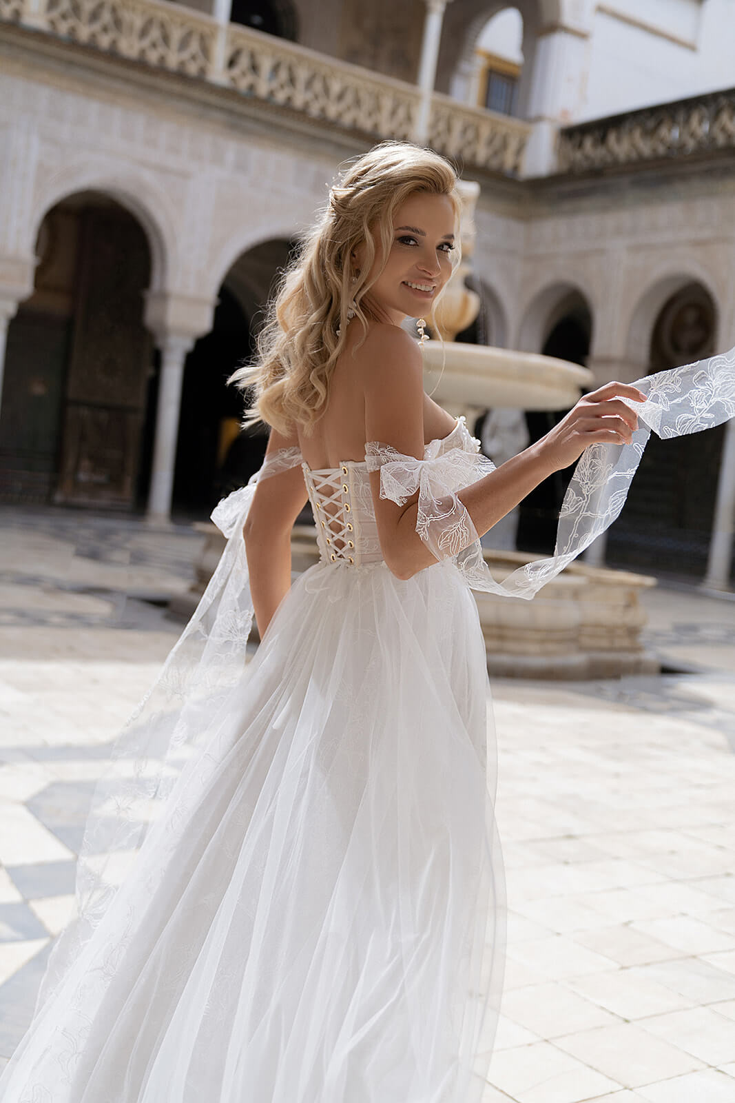 Magnolia – abito da sposa a figura intera.