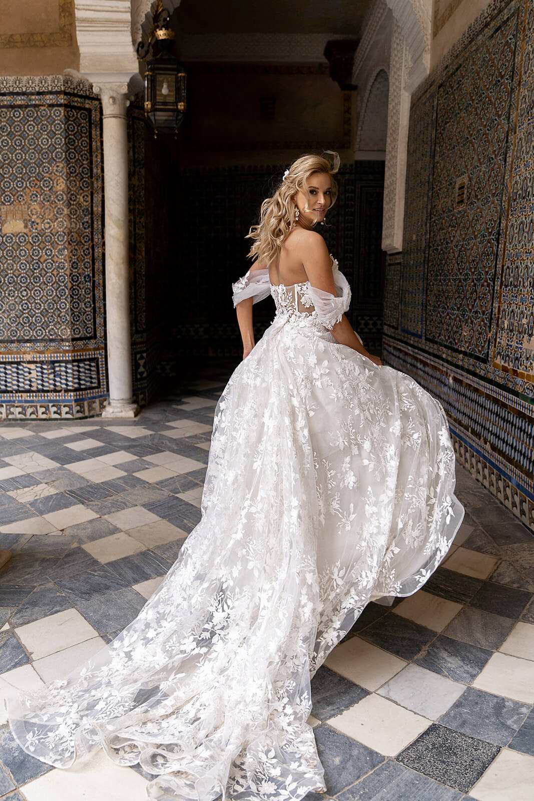 Sarah – abito da sposa DAMA Couture, vista frontale.