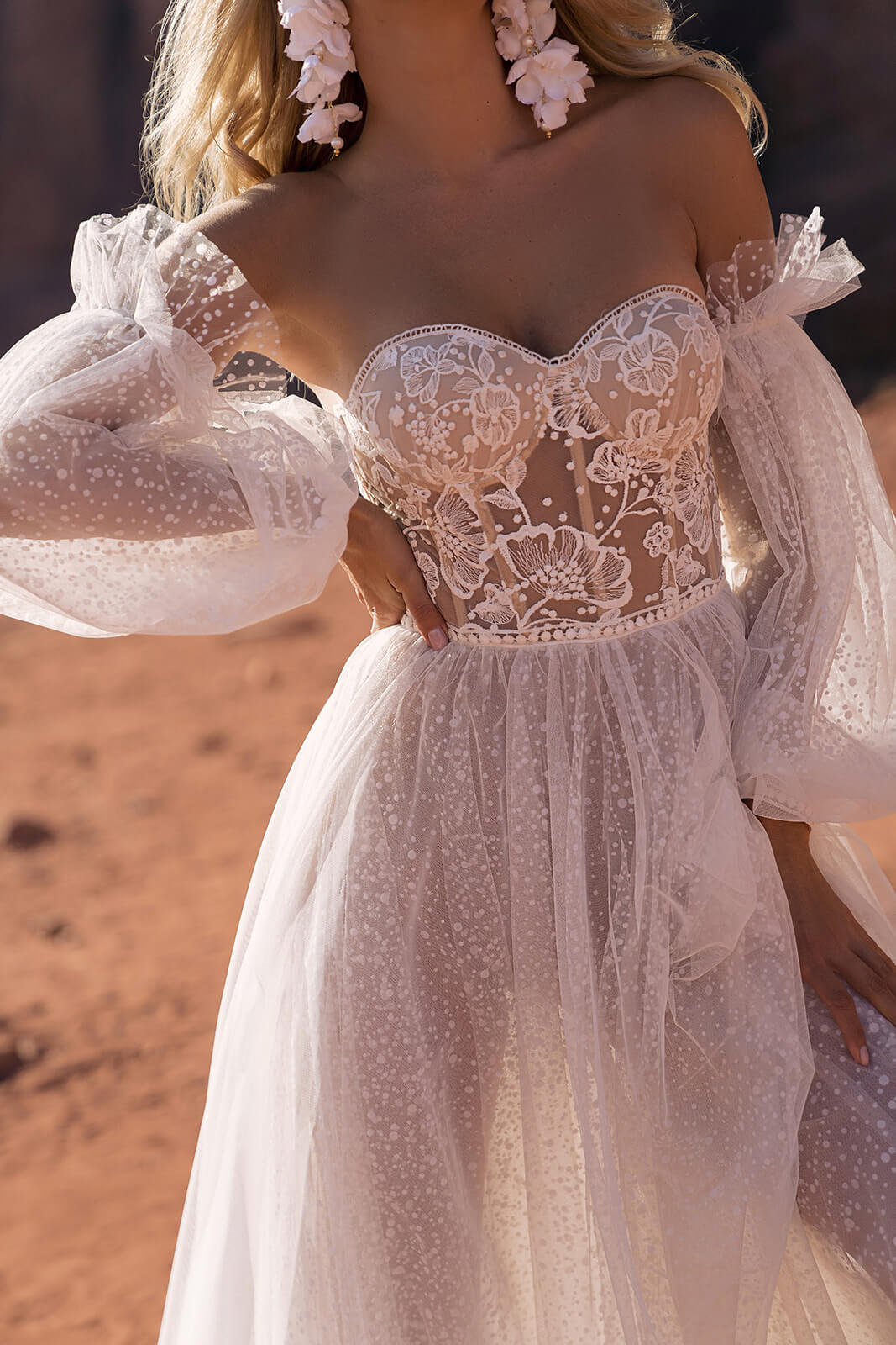 Abito da sposa Shira – abito da sposa a trapezio con maniche lunghe di DAMA Couture.