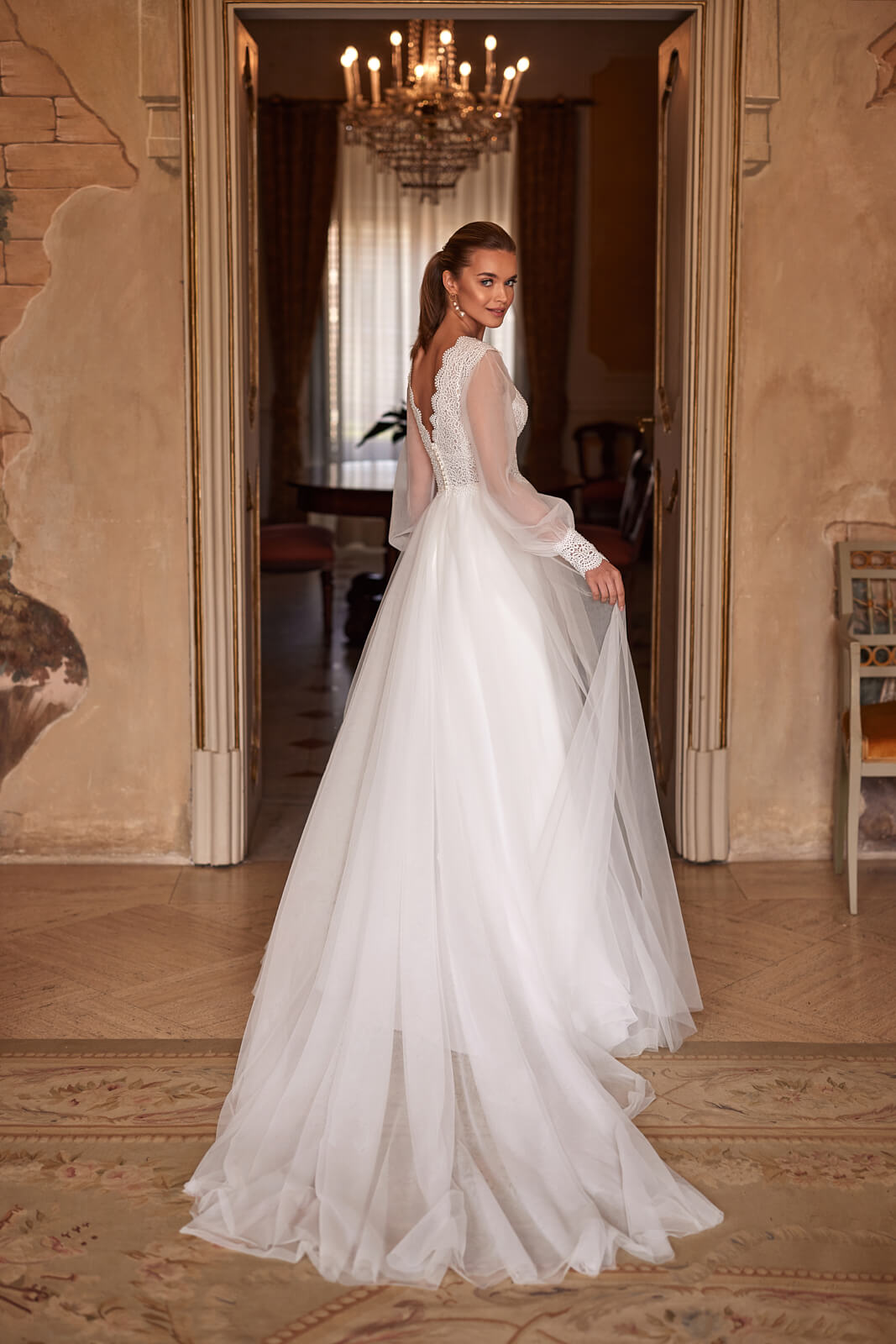 Abito da sposa Eleni – abito da sposa a trapezio con maniche lunghe di DAMA Couture.
