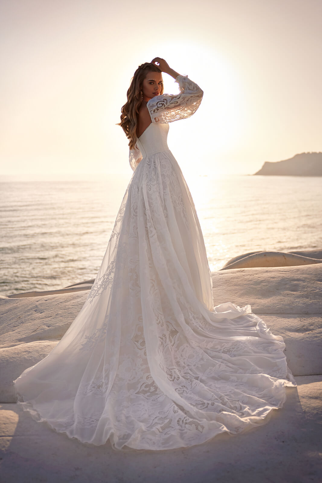Abito da sposa Rania – abito da sposa a trapezio con maniche lunghe di DAMA Couture.