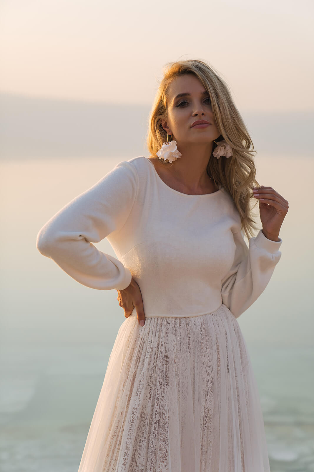 Pullover con schiena scoperta – maglioncino da sposa visto da dietro.