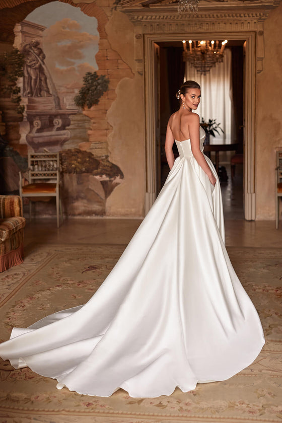 Abito da sposa Madelaine – abito da sposa a trapezio in raso, DAMA Couture.