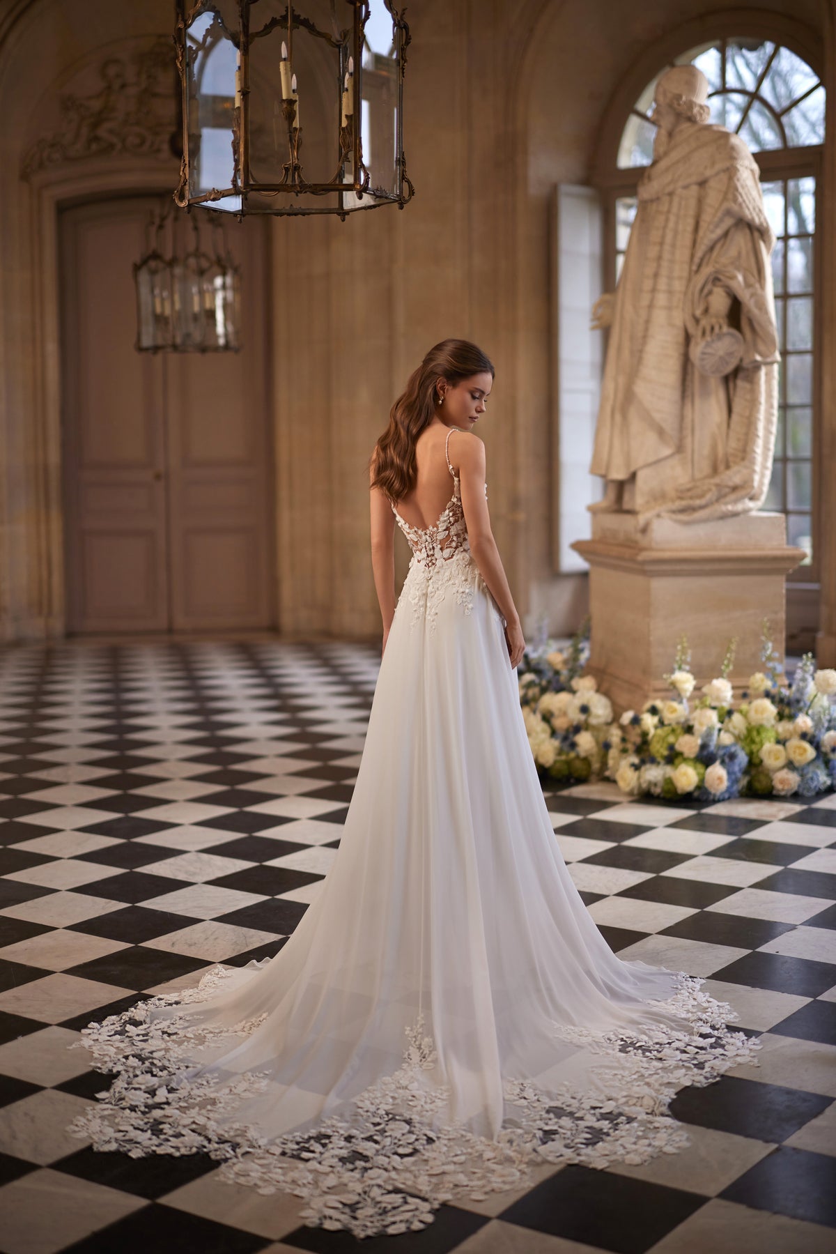 Abito da sposa Agapia – abito da sposa a trapezio con un corpetto in pizzo floreale, spalline sottili e una leggera gonna in chiffon.
