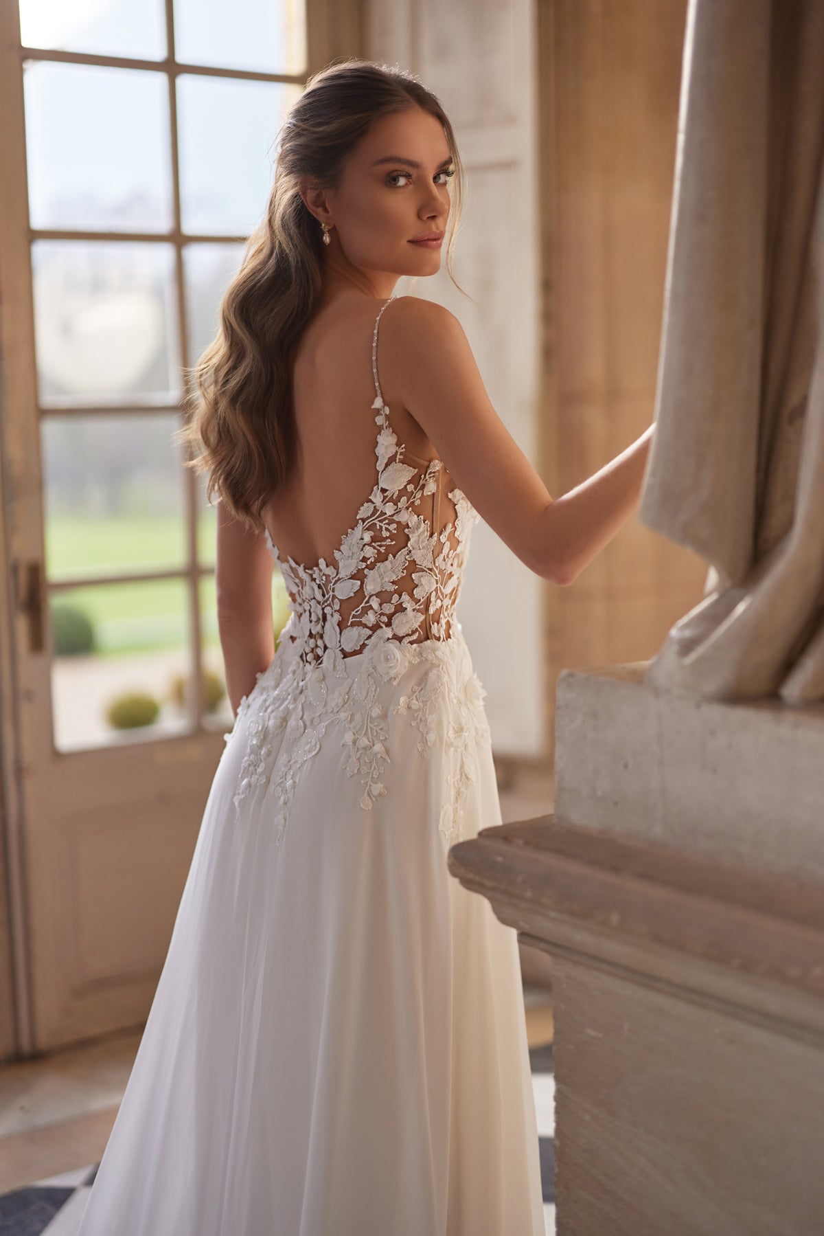 Abito da sposa Agapia – un corpetto in pizzo floreale, spalline sottili e una leggera gonna in chiffon, DAMA Couture Something Blue 2027.