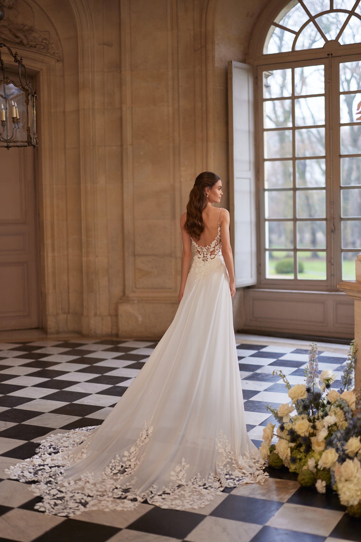 Abito da sposa Agapia della collezione Something Blue 2027 – un corpetto in pizzo floreale, spalline sottili e una leggera gonna in chiffon.