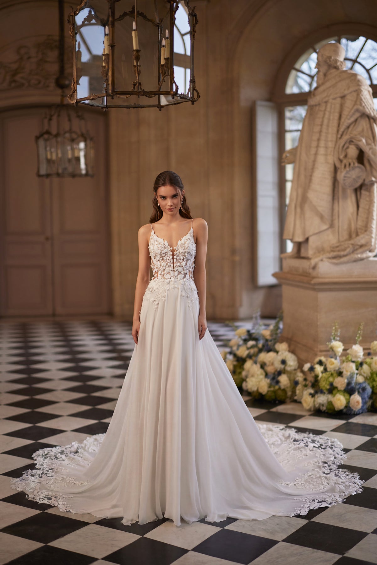 Abito da sposa Agapia – un corpetto in pizzo floreale, spalline sottili e una leggera gonna in chiffon.