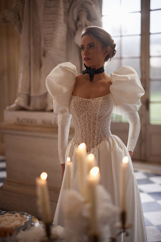 Abito da sposa Aliette – abito da sposa a trapezio con un corsetto decorato di cristalli e maniche voluminose.