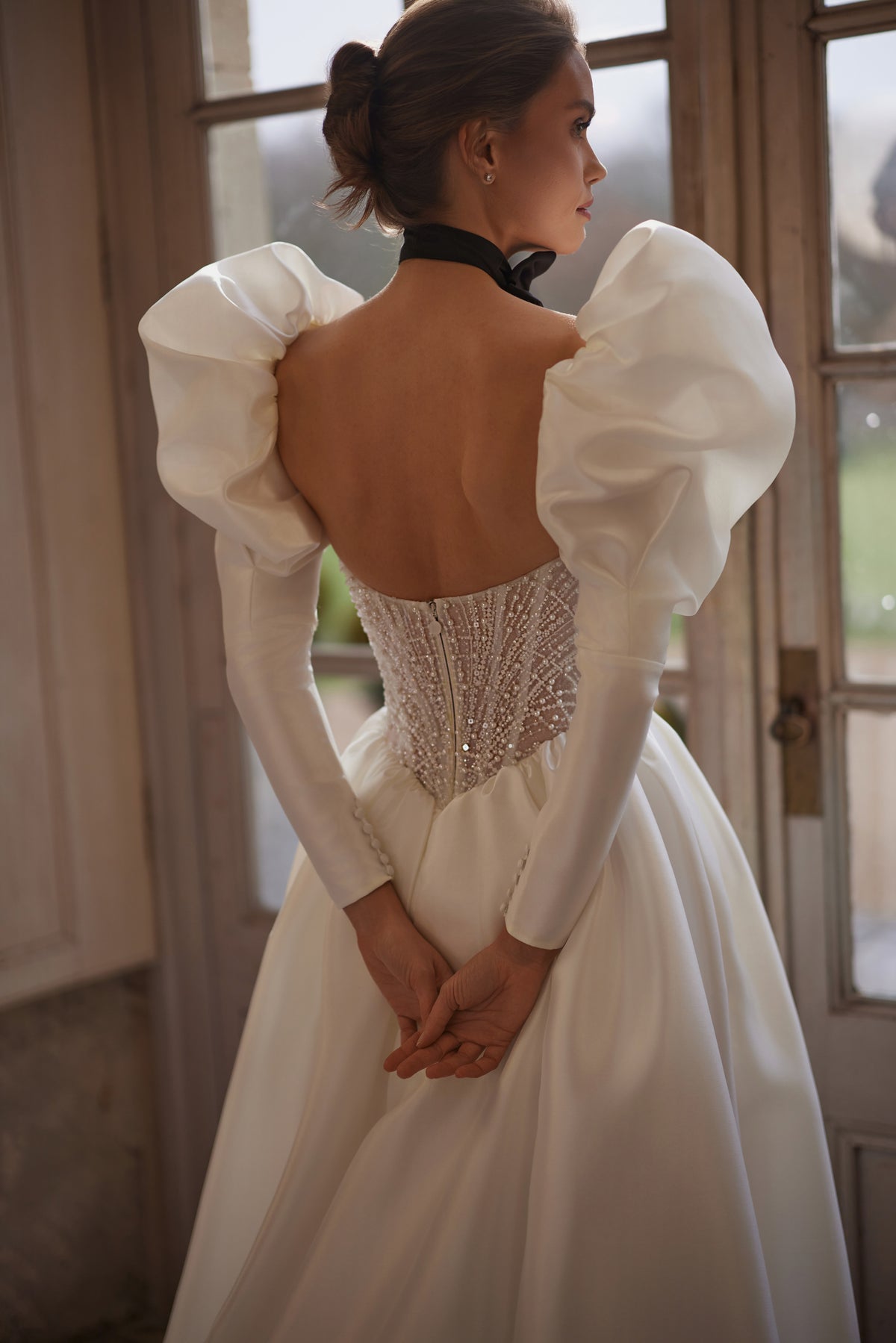 Abito da sposa Aliette – un corsetto decorato di cristalli e maniche voluminose, DAMA Couture Something Blue 2027.
