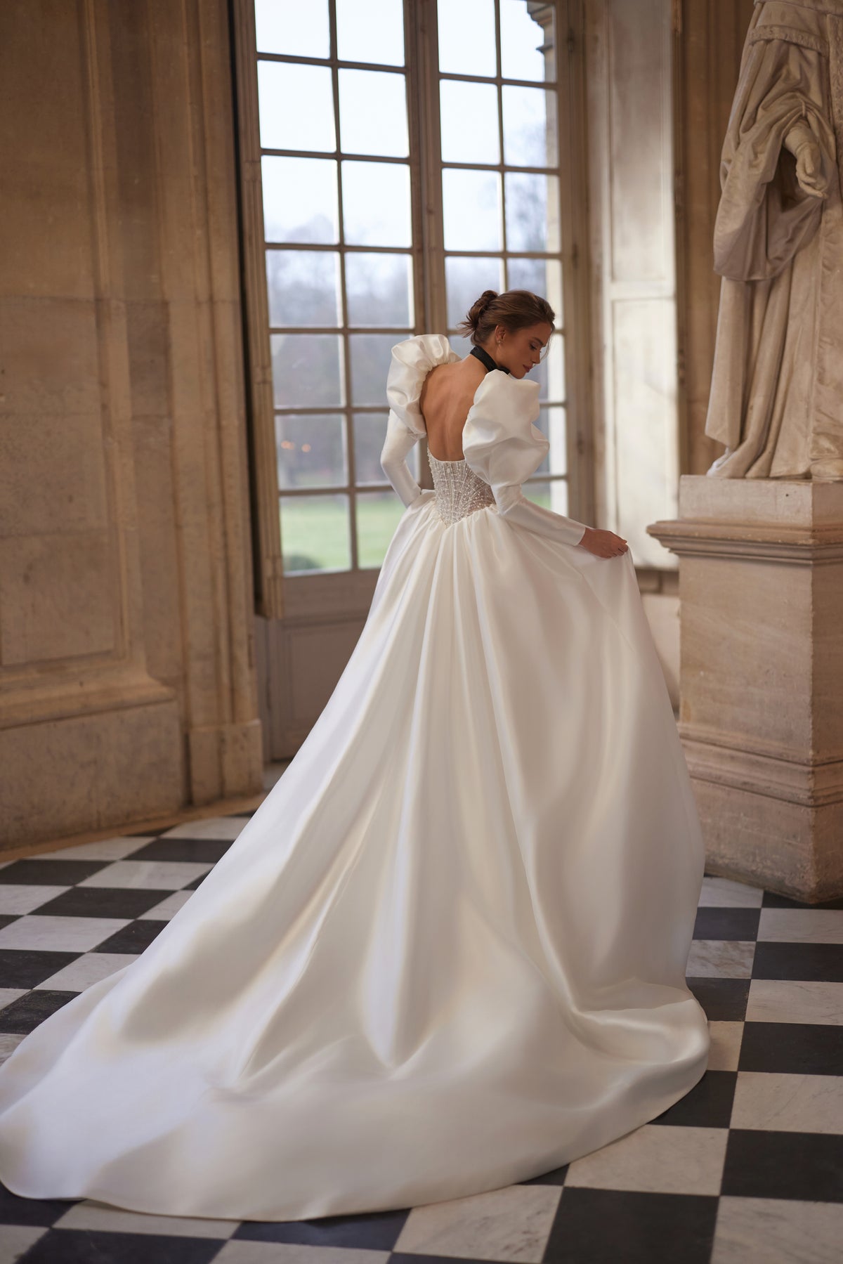 Abito da sposa Aliette della collezione Something Blue 2027 – un corsetto decorato di cristalli e maniche voluminose.