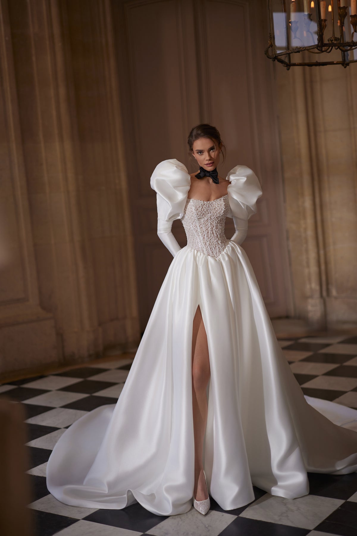 Abito da sposa Aliette – silhouette a trapezio con un corsetto decorato di cristalli e maniche voluminose.