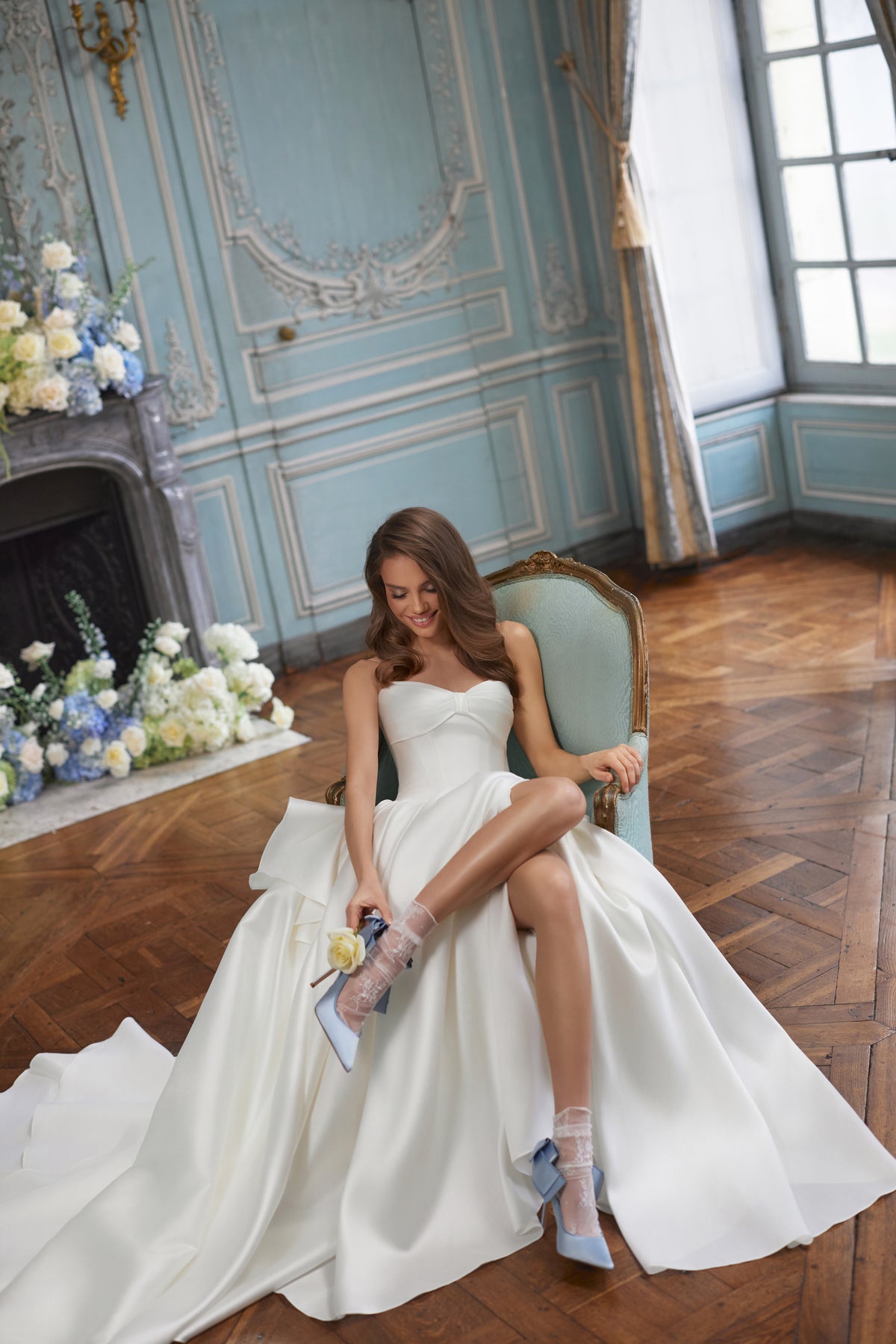 Abito da sposa Alizee – uno scollo senza spalline con risvolto e una gonna drappeggiata in raso, DAMA Couture Something Blue 2027.
