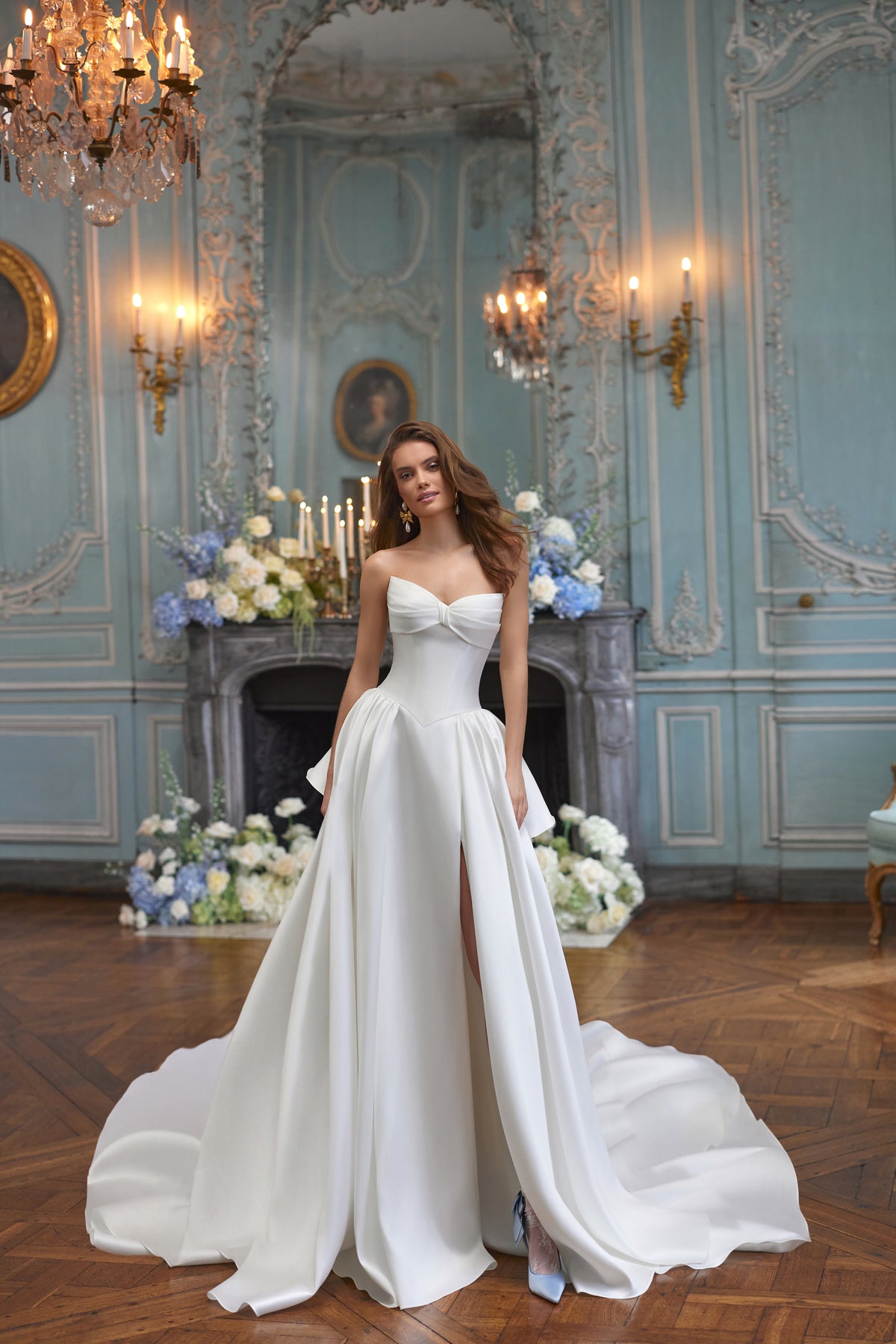 Abito da sposa Alizee della collezione Something Blue 2027 – uno scollo senza spalline con risvolto e una gonna drappeggiata in raso.