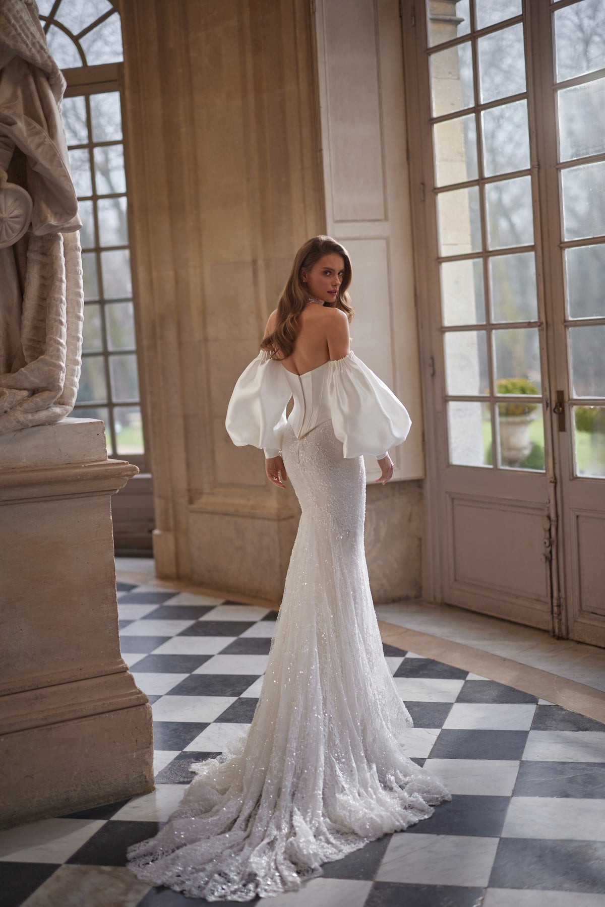 Abito da sposa Anais – un corpetto scultoreo in pizzo e voluminose maniche che lasciano le spalle scoperte, DAMA Couture Something Blue 2027.