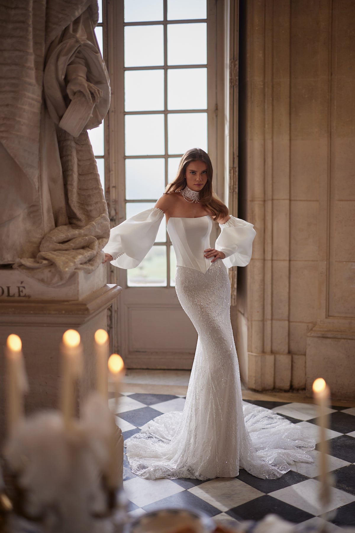 Abito da sposa Anais della collezione Something Blue 2027 – un corpetto scultoreo in pizzo e voluminose maniche che lasciano le spalle scoperte.
