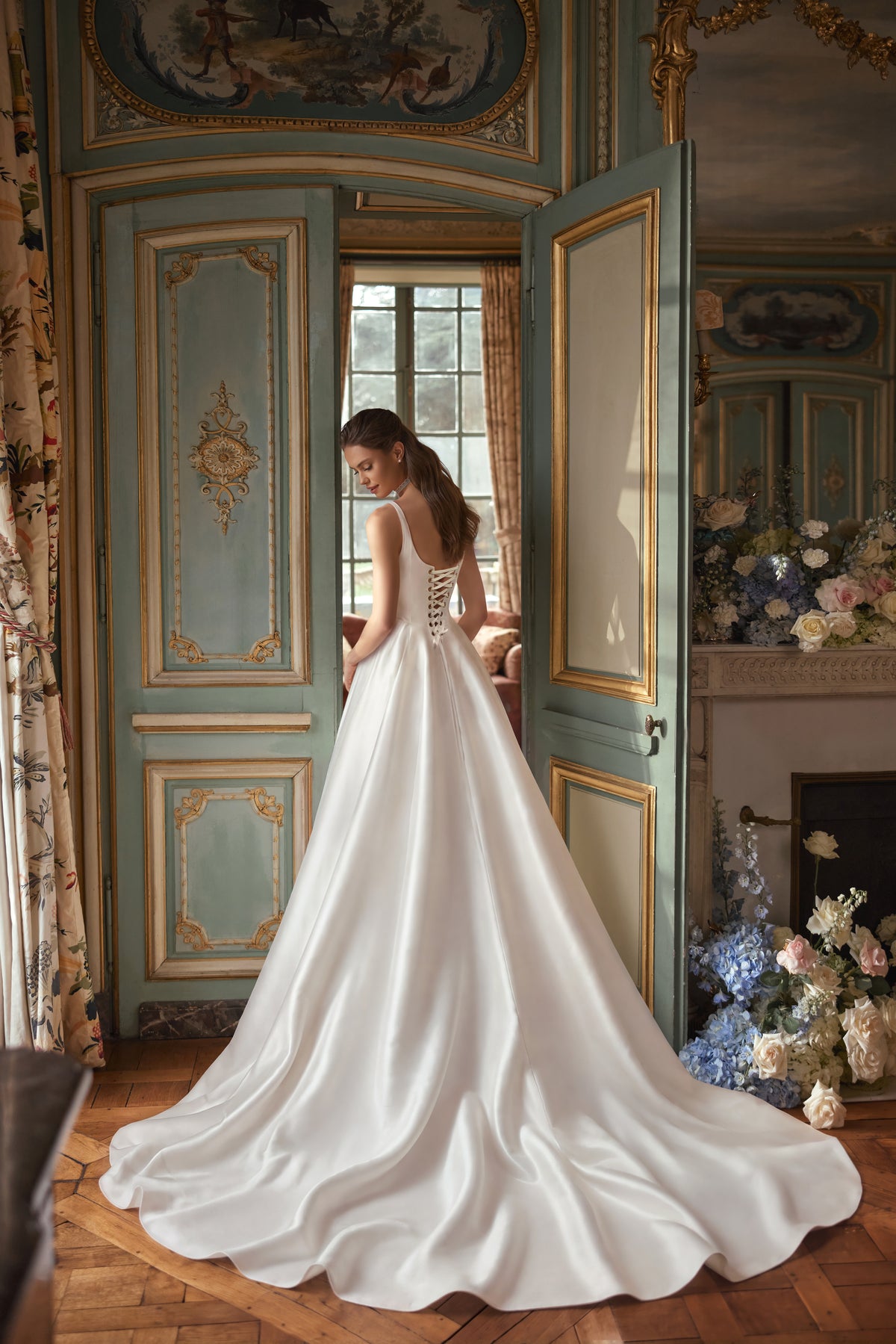 Abito da sposa Aretuza – abito da sposa a trapezio con uno scollo quadrato dalle linee essenziali, spalline sottili e un’ampia gonna in raso.