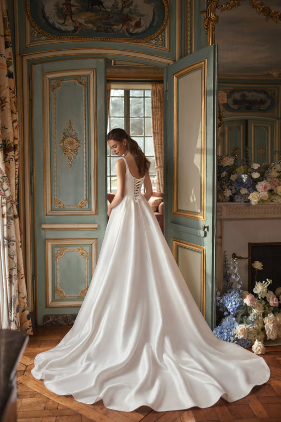 Abito da sposa Aretuza – abito da sposa a trapezio con uno scollo quadrato dalle linee essenziali, spalline sottili e un’ampia gonna in raso.